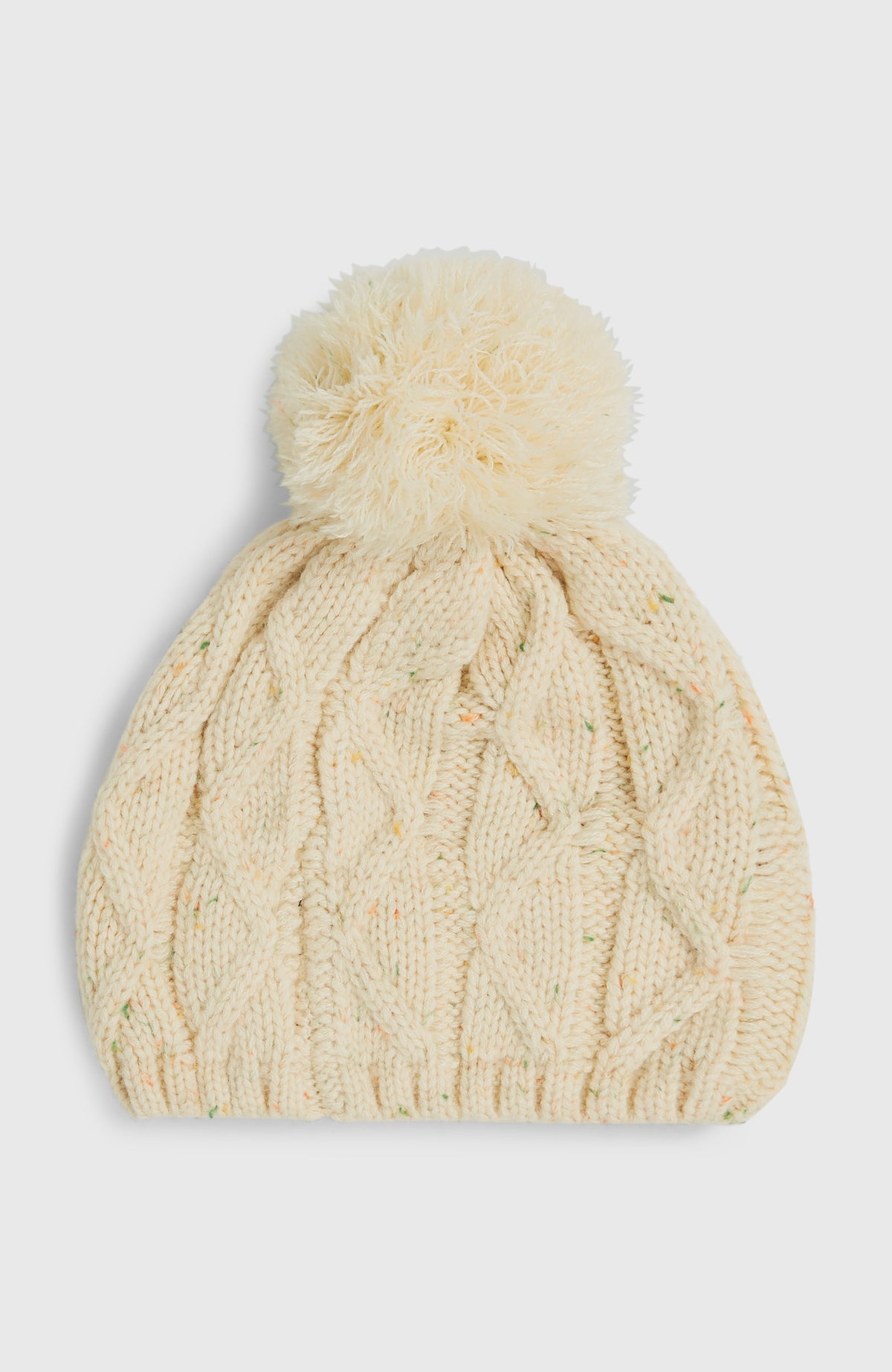 Nora Mütze für Mädchen, beige, flach liegend von hinten, Rückseite der Strickmütze mit Bommel