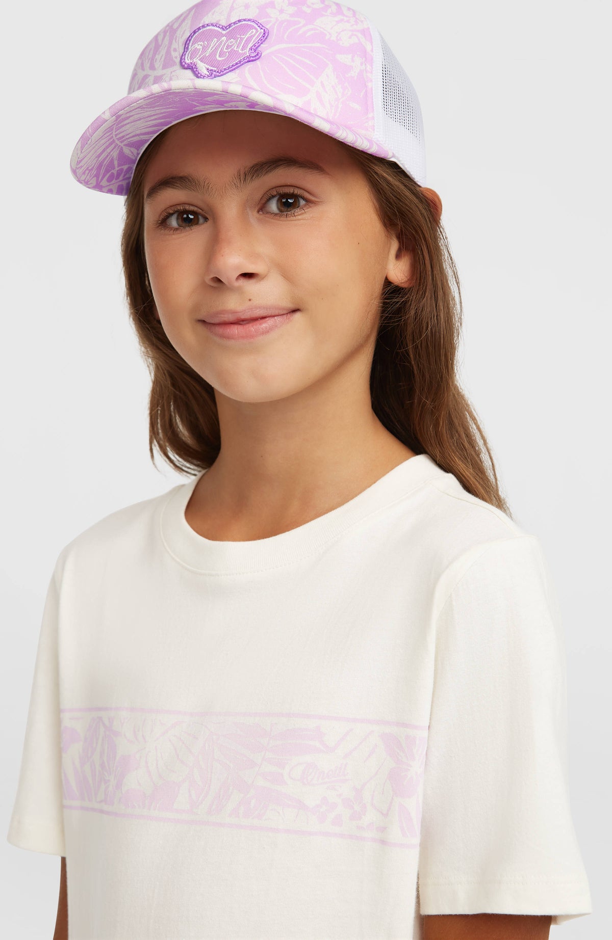 Summer Camp Trucker Cap für Mädchen, lila mit Pflanzenmuster in Weiß, getragen am Model, Vorderansicht