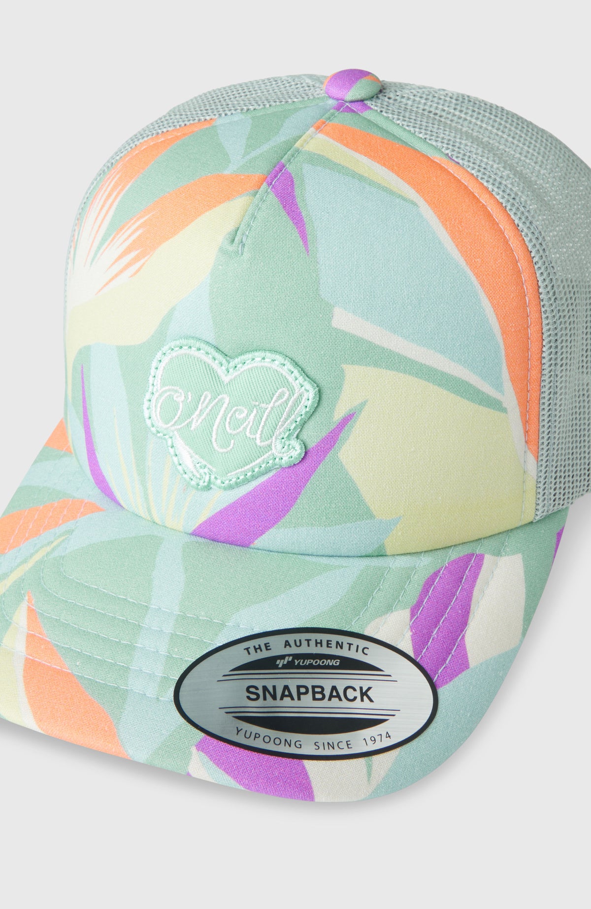 Summer Camp Trucker Cap, grün mit Tropenmuster in Orange und Lila, Nahaufnahme mit herzförmigem Logo-Patch