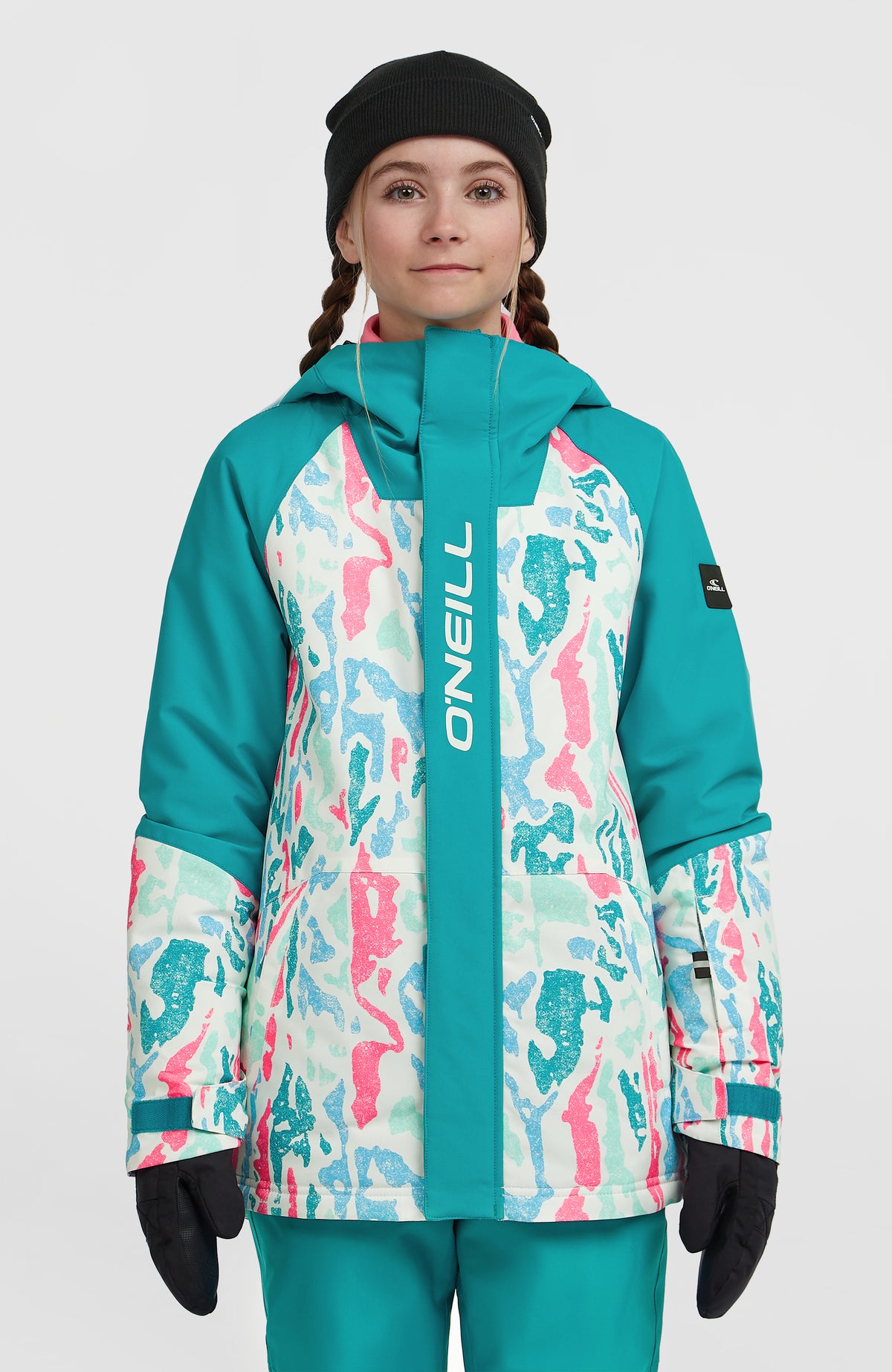 O'Neill FWC'Play Ski- und Snowboardjacke für Mädchen, weiß mit Muster in Pink und Türkis, Vorderansicht am Model