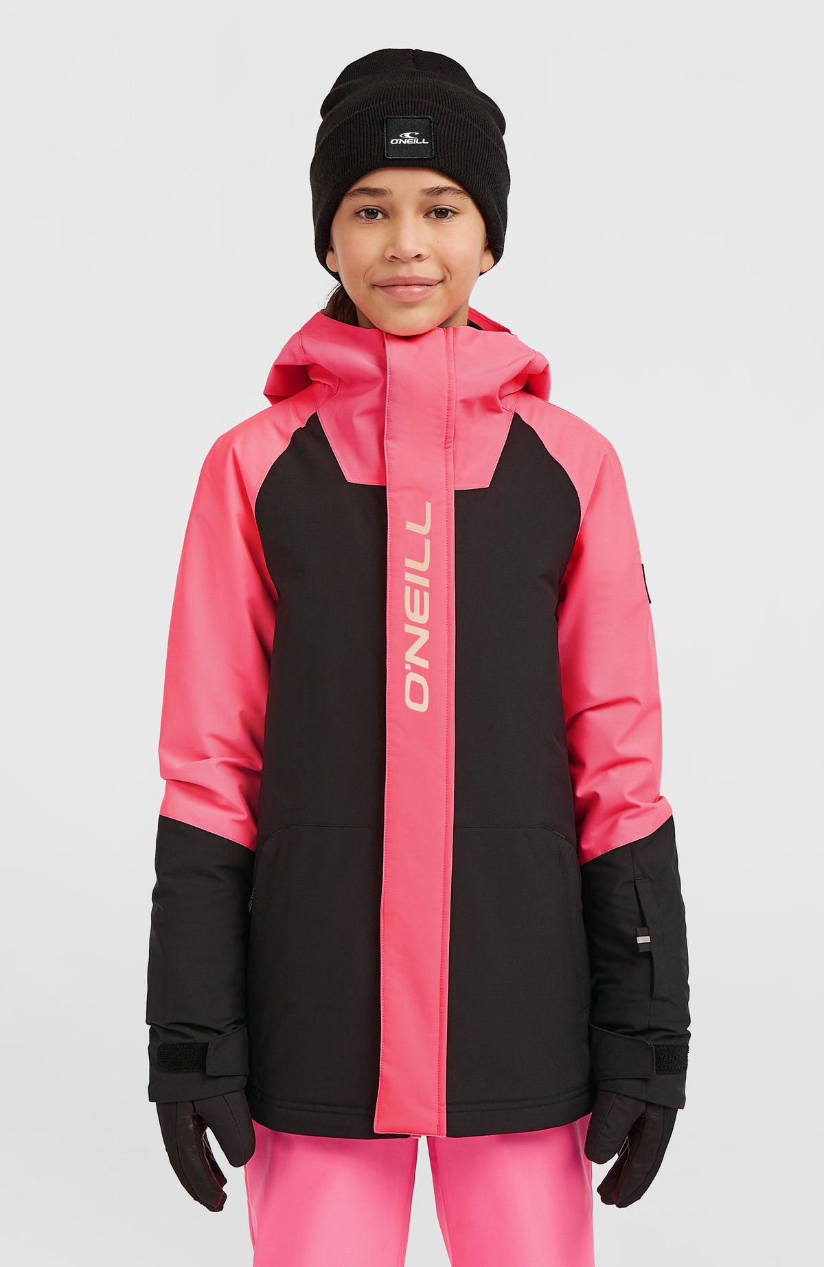 O'Neill FWC'Play Ski- und Snowboardjacke für Mädchen, schwarz, am Model, Vorderansicht mit Kapuze