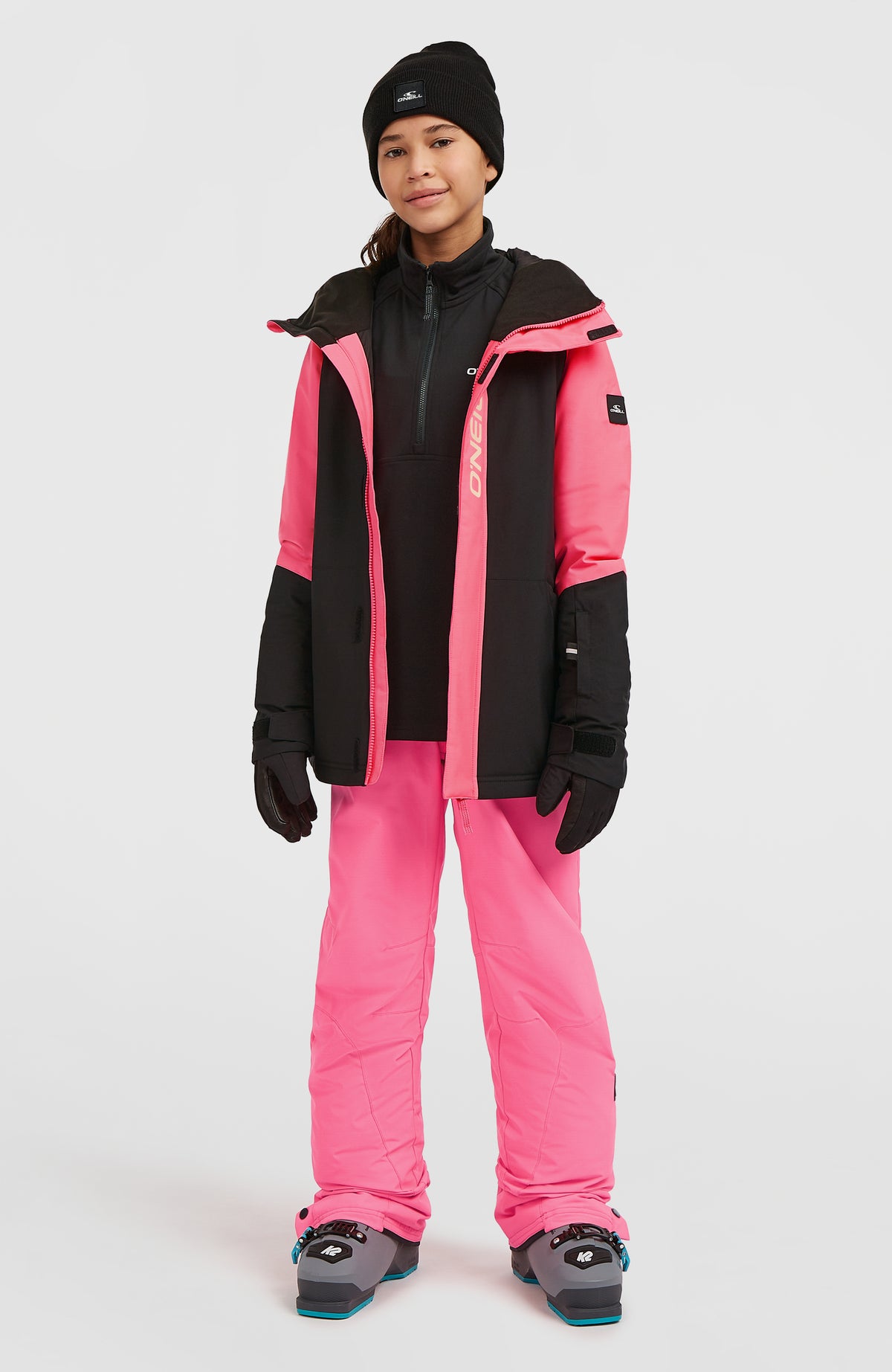 FWC'Play Ski- und Snowboardjacke für Mädchen, schwarz, Ganzkörperansicht am Model mit geöffneter Front