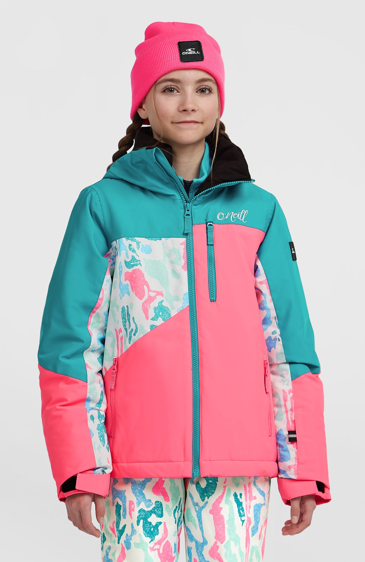 O'Neill FWC'Cruz Triple Skijacke für Mädchen, weiß mit abstraktem Muster in Pink und Türkis, Vorderansicht am Model