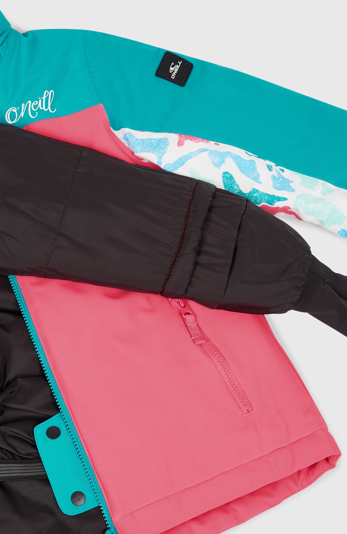 Nahaufnahme der weißen FWC'Cruz Triple Skijacke mit abstraktem Muster in Pink und Türkis, Innenfutter und Reißverschluss