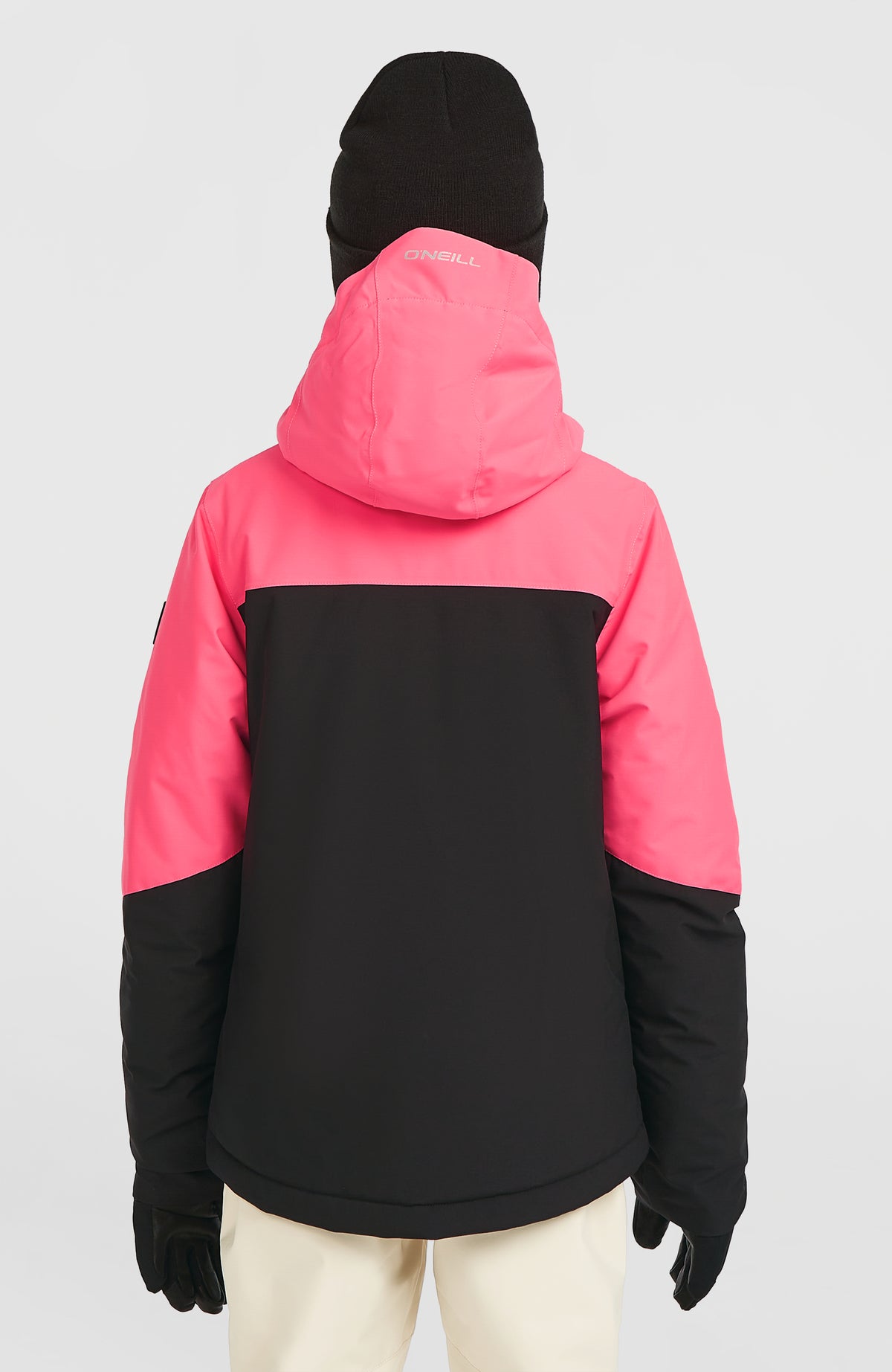 FWC'Cruz Triple Skijacke für Mädchen, schwarz, Rückansicht am Model mit Logo-Schriftzug an der Kapuze