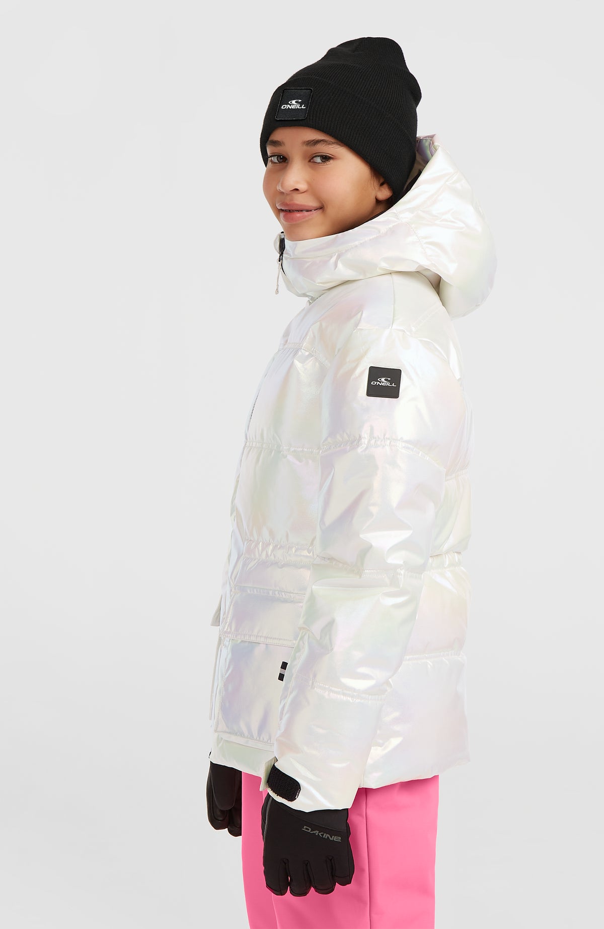 Gesteppte FWC'Cruz Skijacke für Mädchen, weiß, Seitenansicht am Model mit Steppung und Logo-Patch am Ärmel