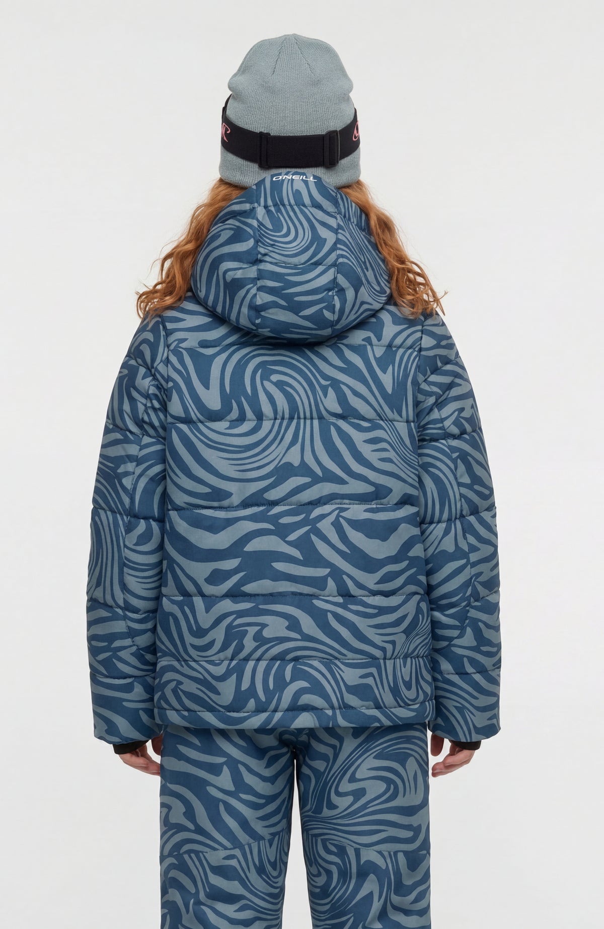 Gesteppte FWC'Cruz Skijacke für Mädchen, blau mit Wirbelmuster in Hellblau, Rückansicht am Model mit Kapuze