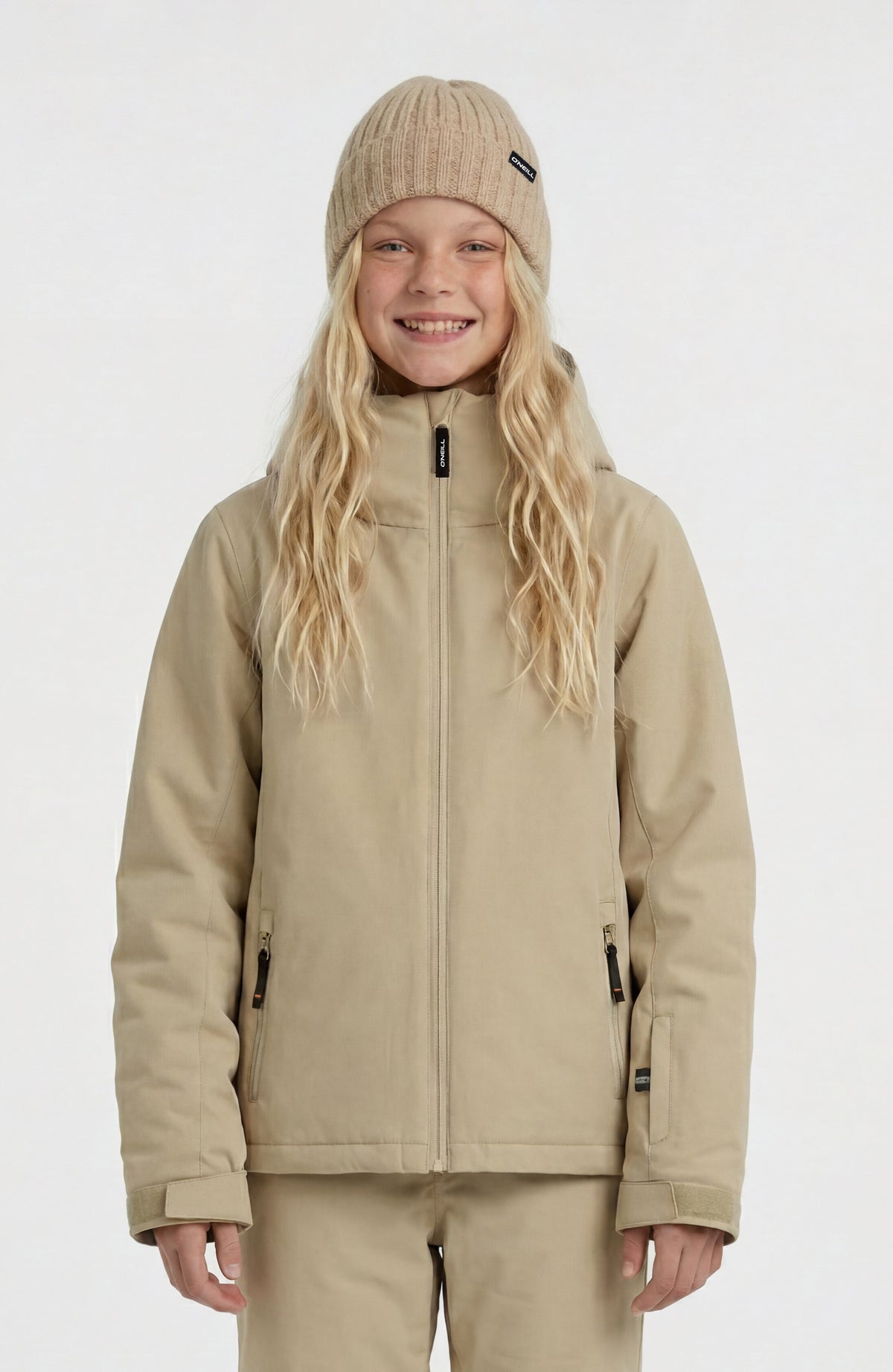 O'Neill FWC'Cruz Skijacke für Mädchen, beige, getragen am Model, Vorderansicht mit Stehkragen und Reißverschluss