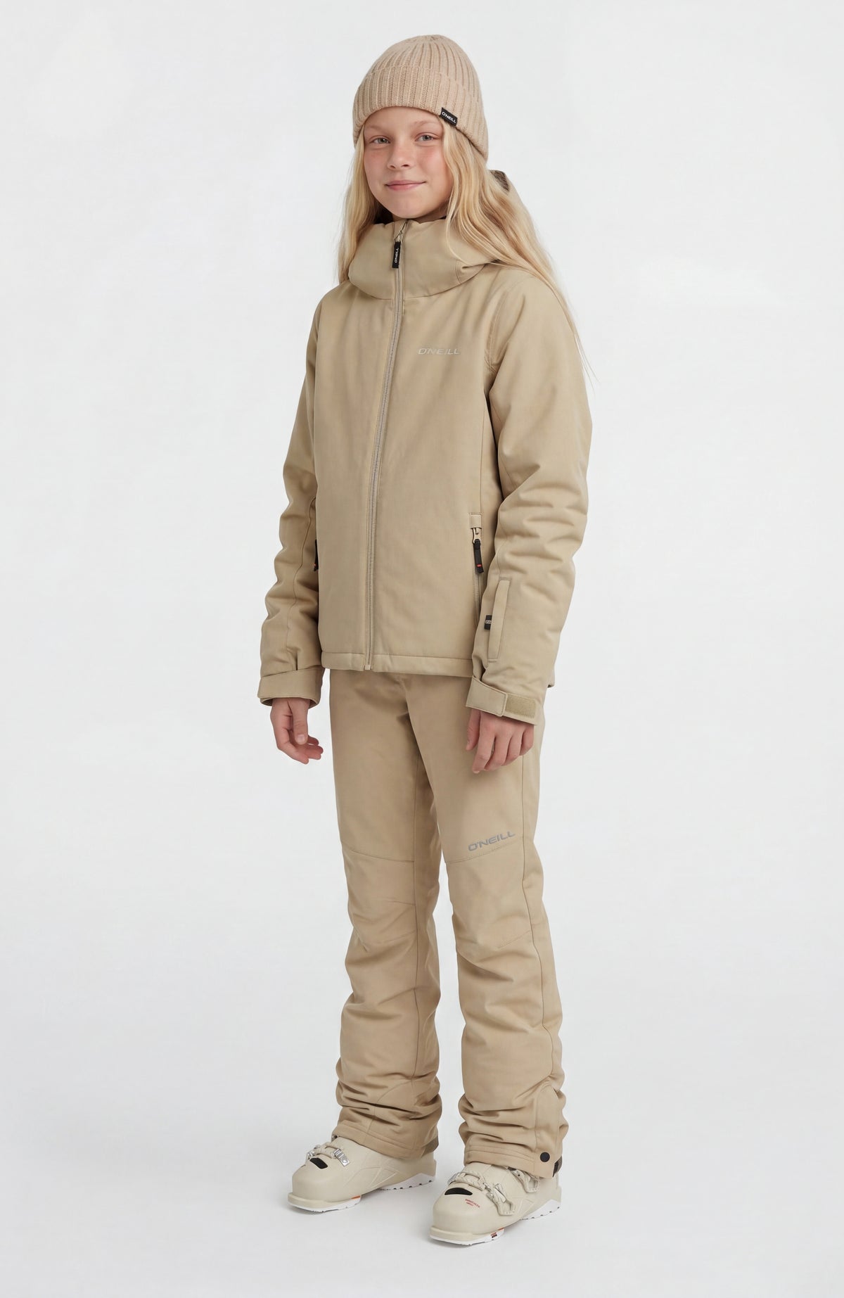 FWC'Cruz Skijacke für Mädchen, beige, Ganzkörperansicht am Model, kombiniert mit passender Skihose und Mütze