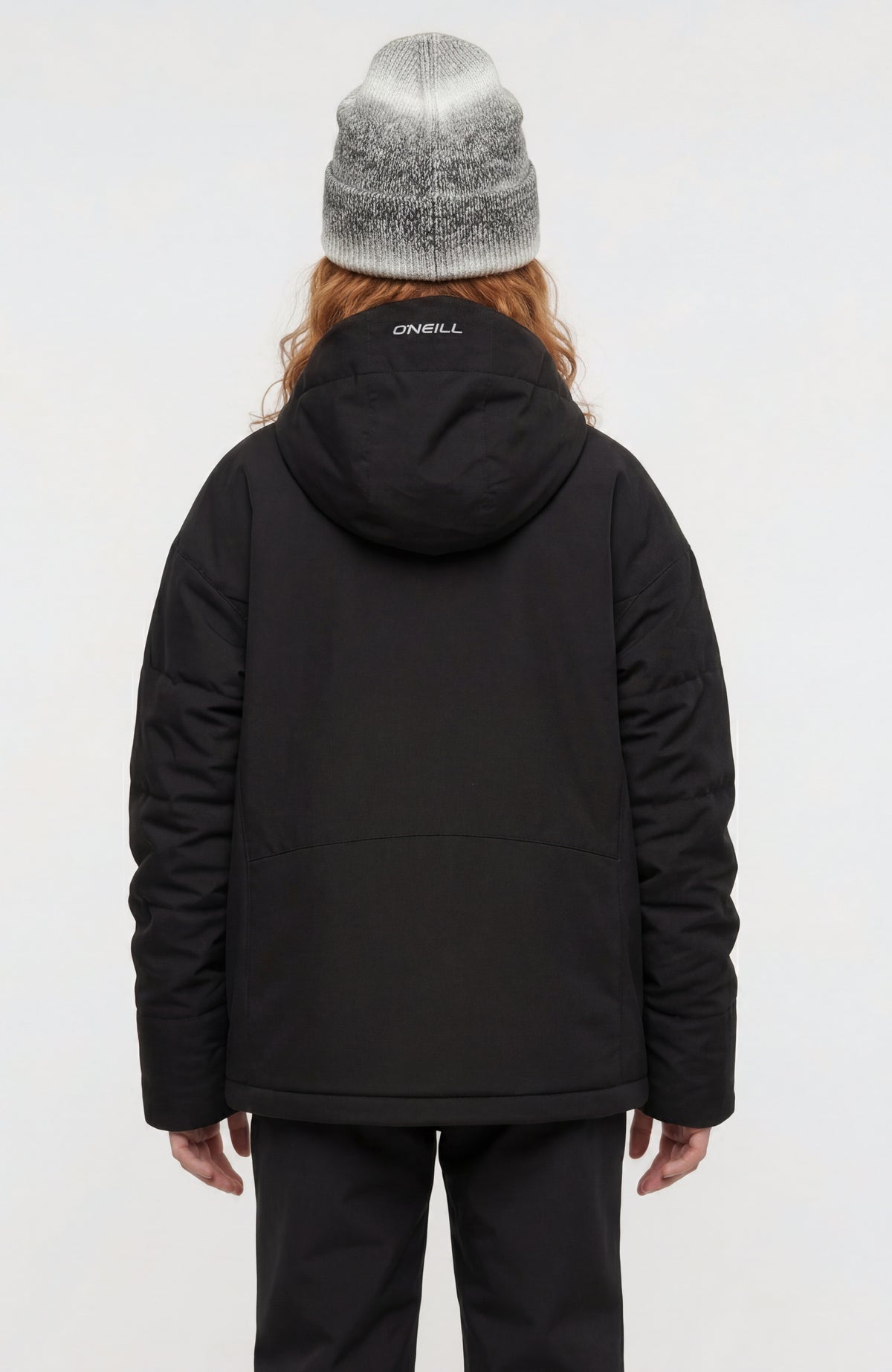 FWC'Cruz Skijacke für Mädchen, schwarz, Rückansicht am Model mit hochgezogener Kapuze und kleinem Logo