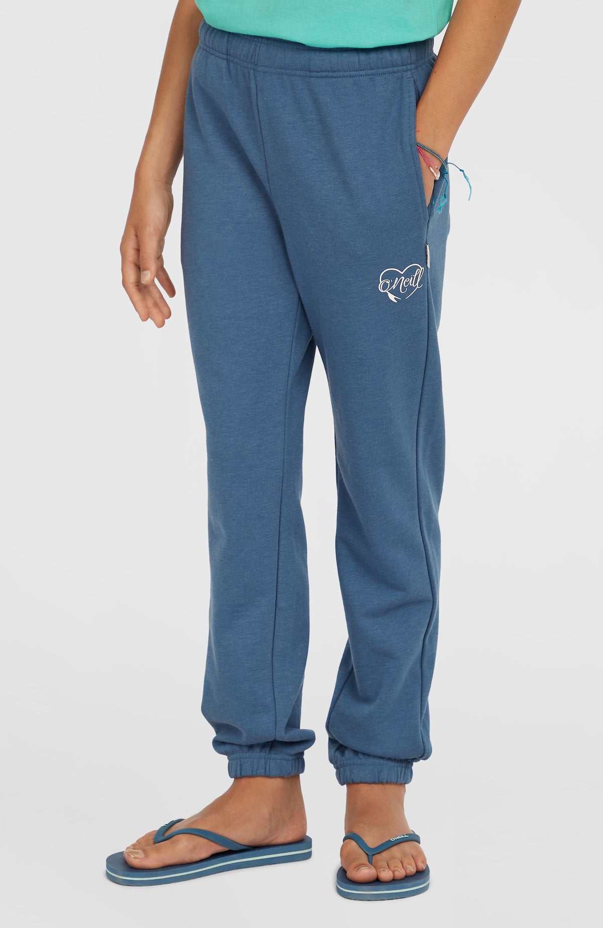 Script Jogginghose für Mädchen, blau mit Logo-Print in Weiß, schräge Vorderansicht am Model