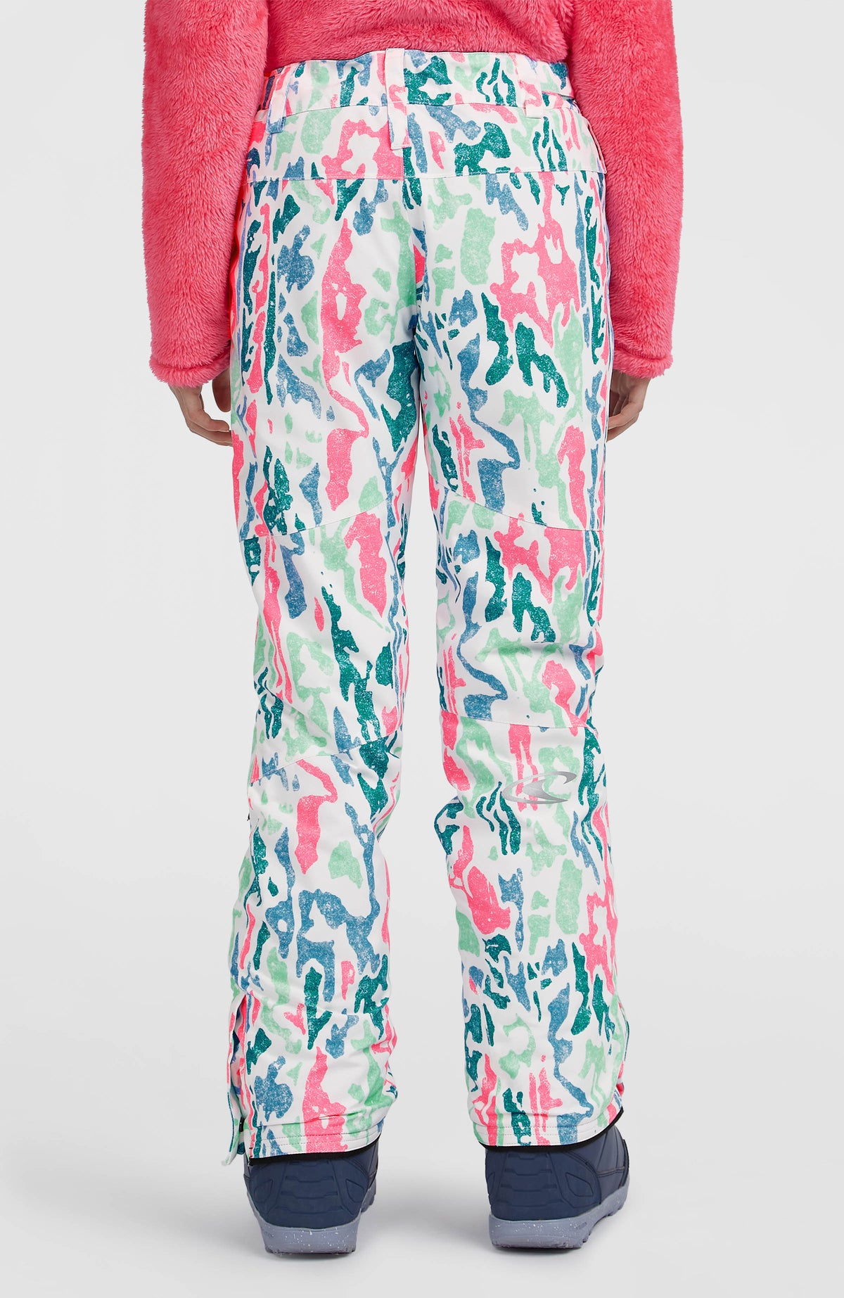 FWC'Cruz Skihose für Mädchen, weiß mit Allover-Muster in Pink und Türkis, Rückansicht am Model