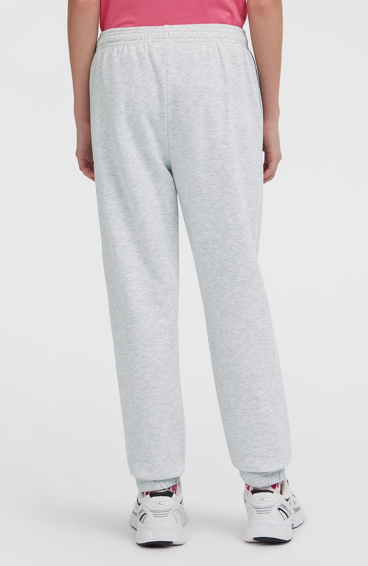 Essentials Jogginghose für Mädchen, weiß, Rückansicht am Model