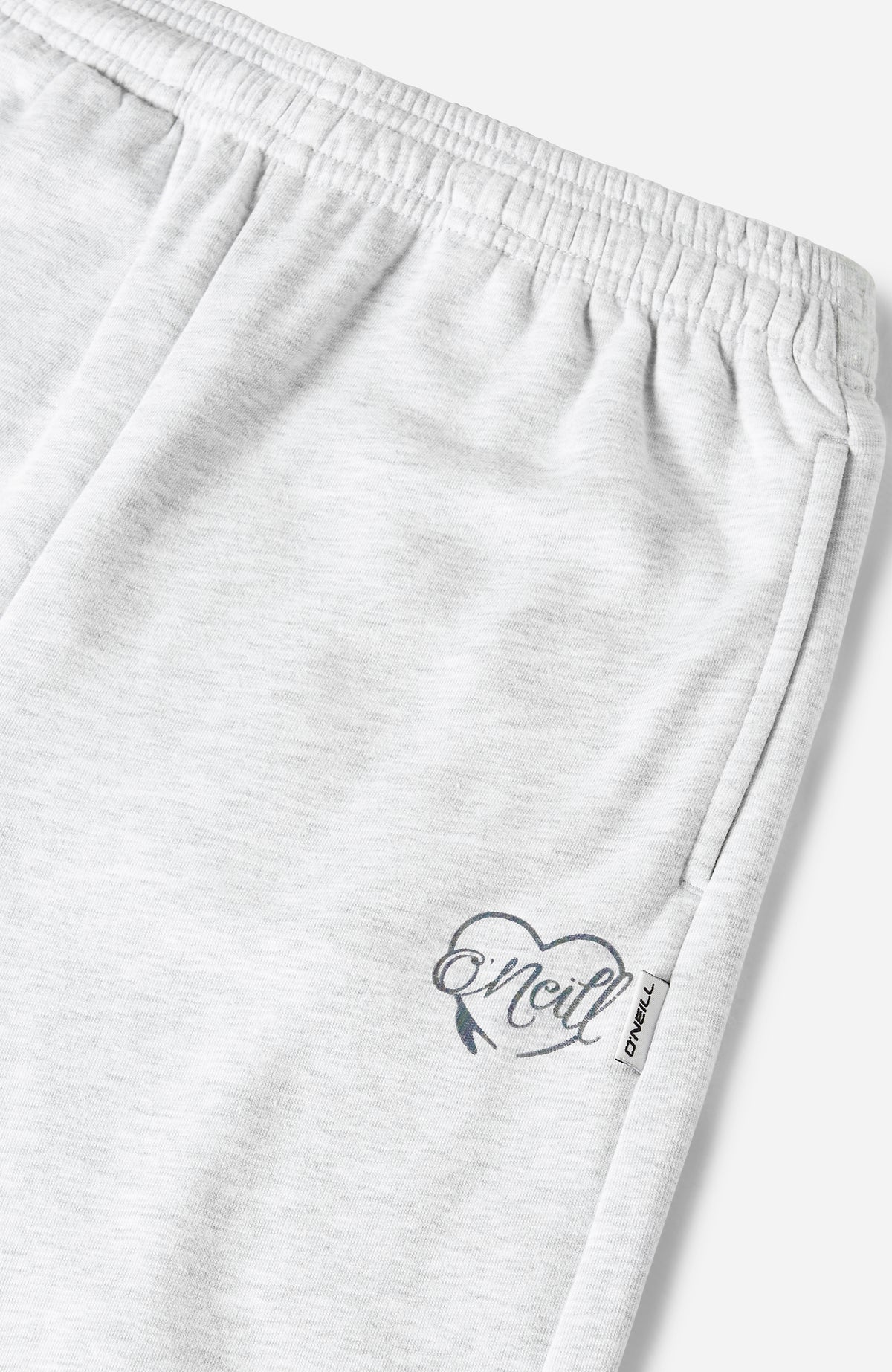 Nahaufnahme des elastischen Bunds und Logo-Prints der weißen Essentials Jogginghose, flach liegend