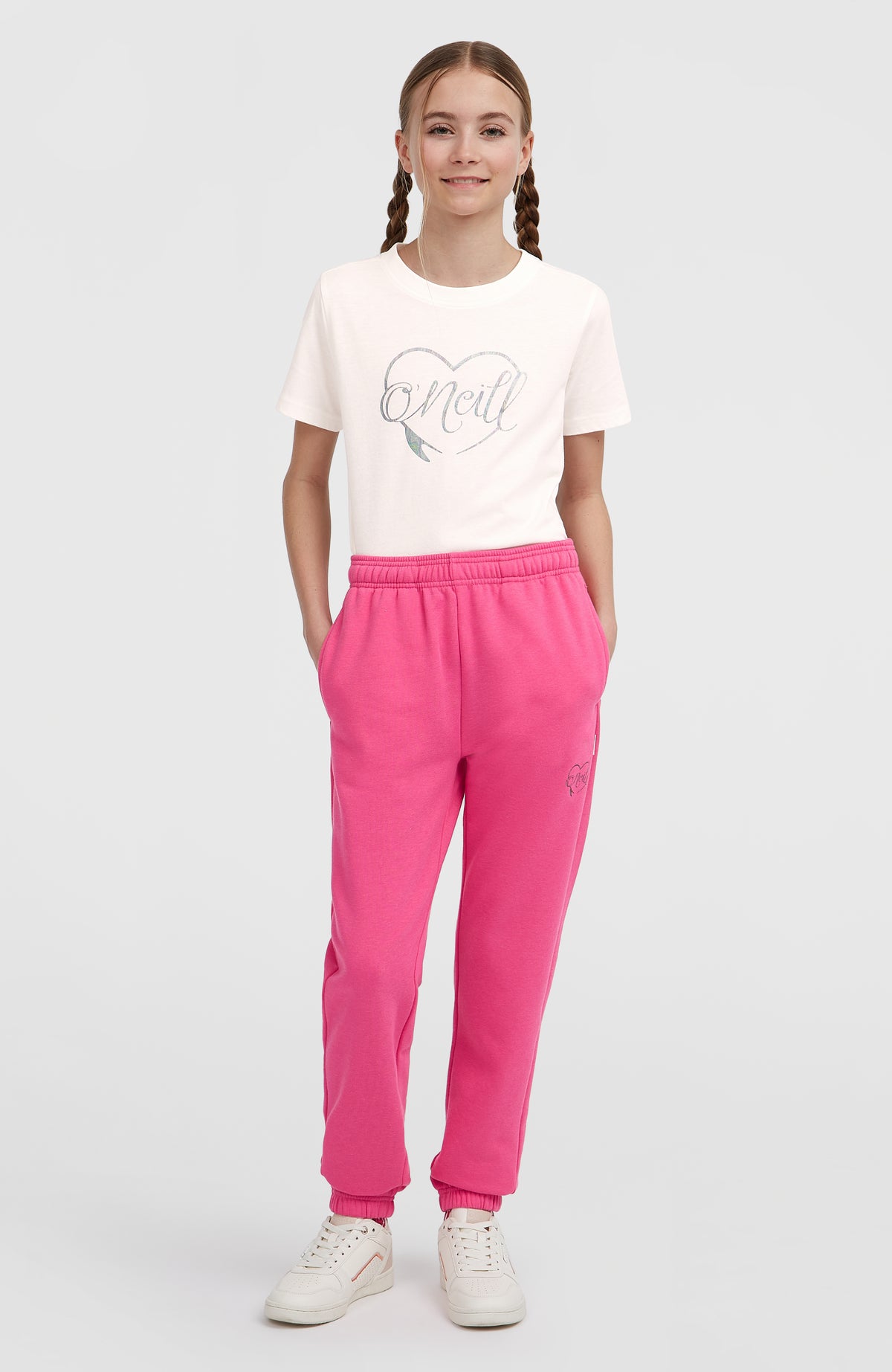 O'Neill Essentials Jogginghose für Mädchen, pink, getragen am Model in der Ganzkörperansicht von vorne