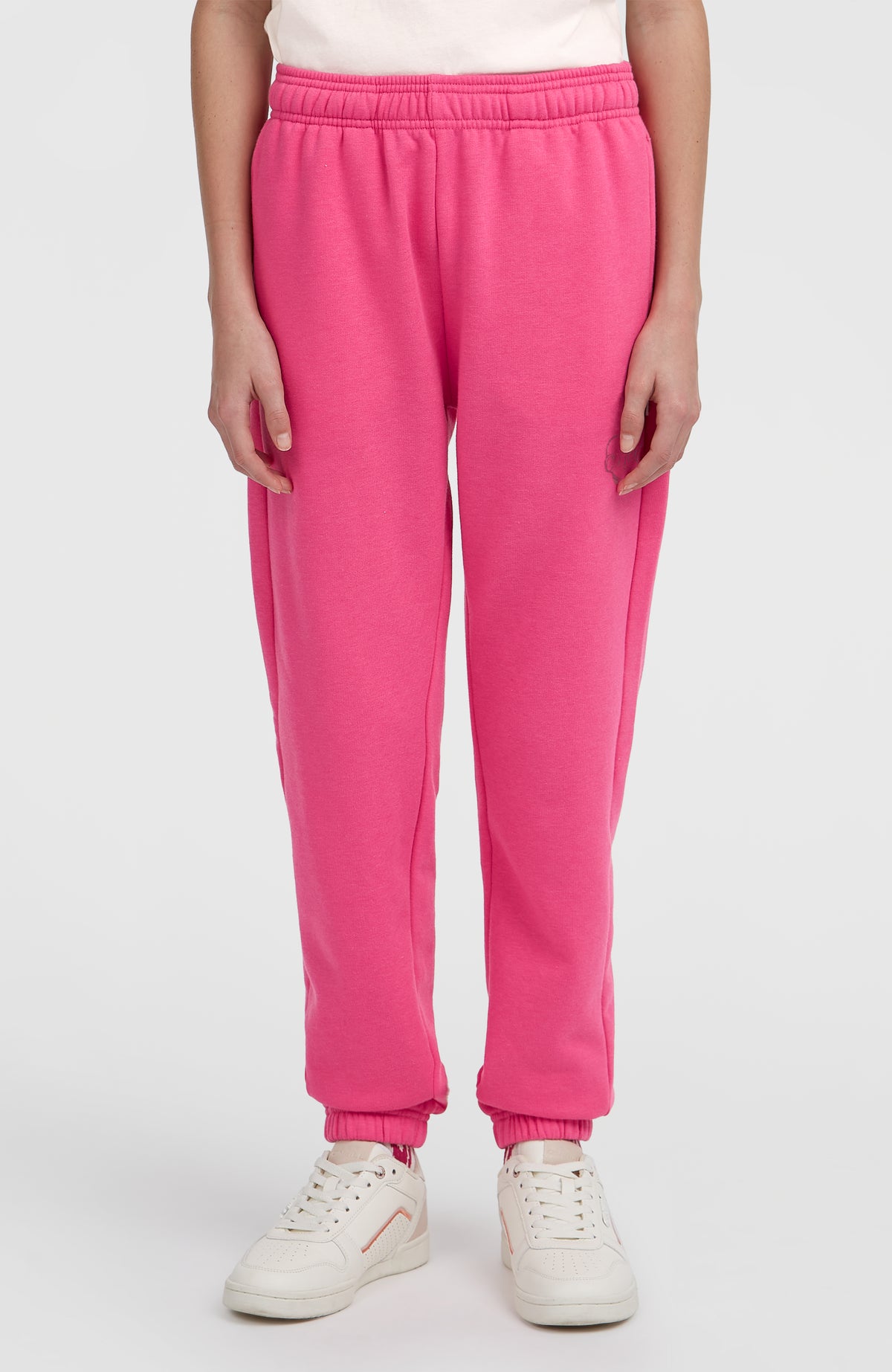 Essentials Jogginghose für Mädchen, pink, Vorderansicht getragen am Model mit elastischen Bündchen