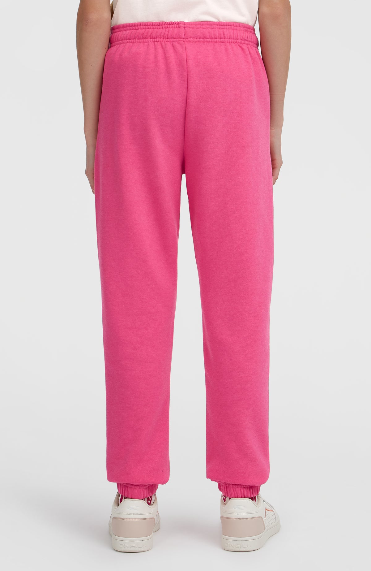 Essentials Jogginghose für Mädchen, pink, Rückansicht getragen am Model mit elastischem Bund
