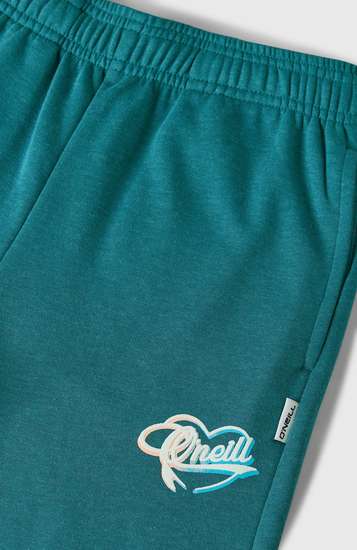 Essentials Script Jogginghose für Mädchen, grün, flach liegende Nahaufnahme von Bund, Tasche und Logo-Print