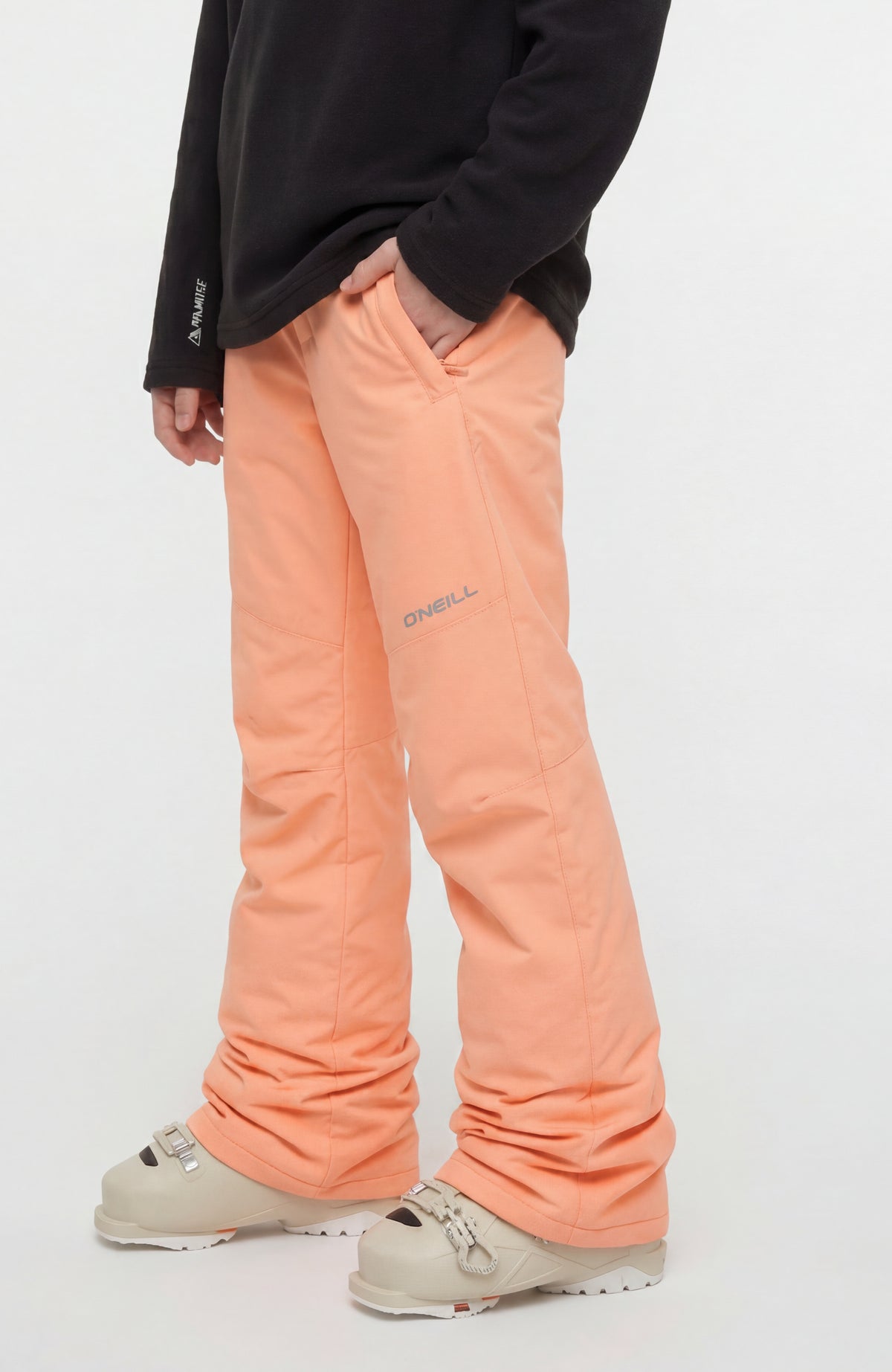 FWC'Cruz Skihose in Orange, Dreiviertelansicht am Model mit dezentem Logo-Print