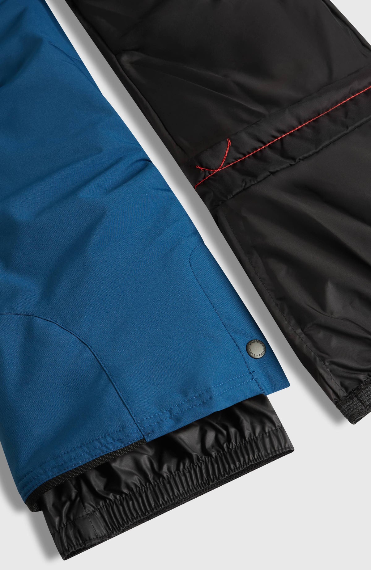 FWC'Cruz Skihose für Mädchen, blau, Nahaufnahme, flach liegend mit Hosenbeinsaum, Schneefang und Innenfutter