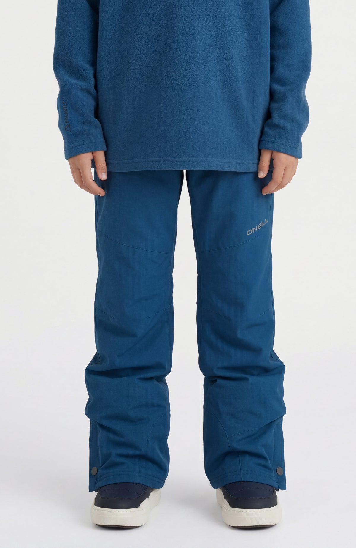 O'Neill FWC'Cruz Skihose für Mädchen, blau, Vorderansicht am Model mit Logo-Print auf dem Hosenbein