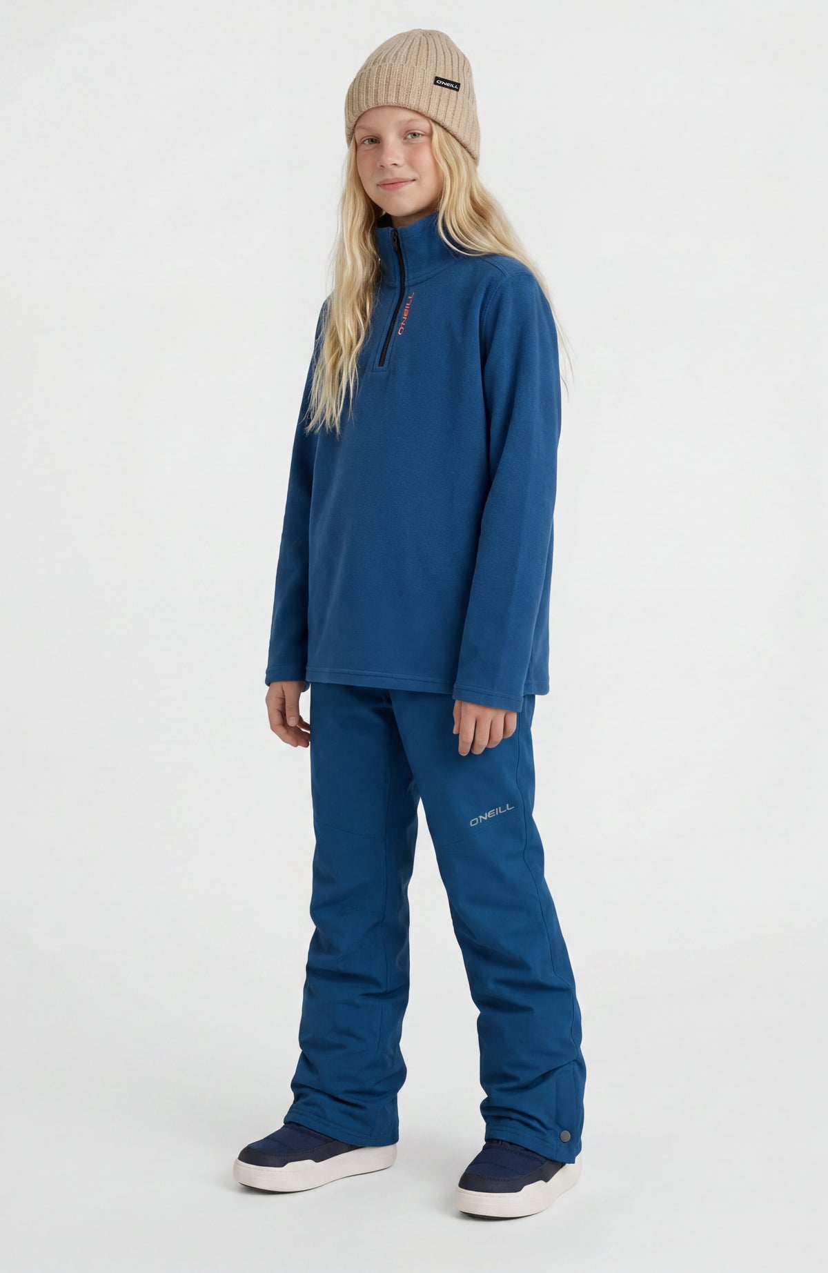 FWC'Cruz Skihose für Mädchen, blau, Ganzkörperansicht von schräg vorne, getragen am Model