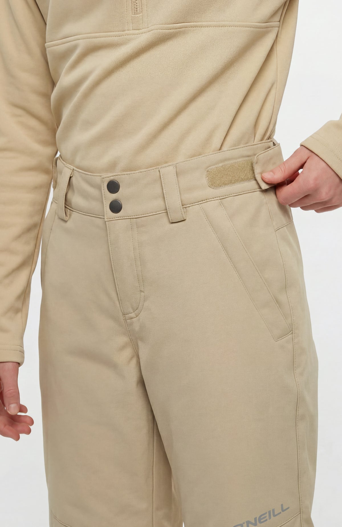 FWC'Cruz Skihose für Mädchen, beige, Nahaufnahme am Model mit verstellbarem Klettverschluss am Bund und Druckknöpfen