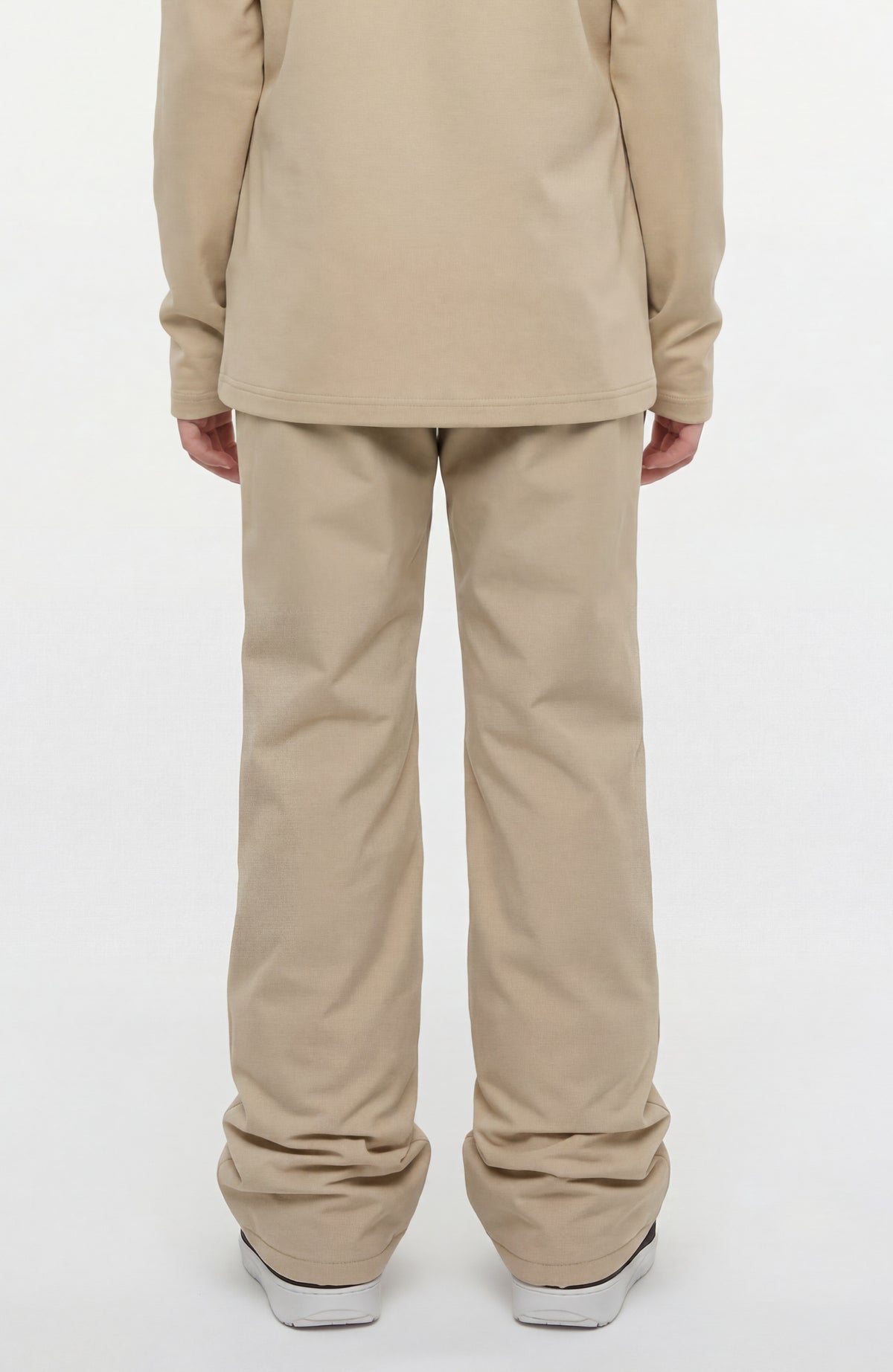FWC'Cruz Skihose für Mädchen, beige, getragen am Model in der Rückansicht mit elastischem Bund und geradem Schnitt
