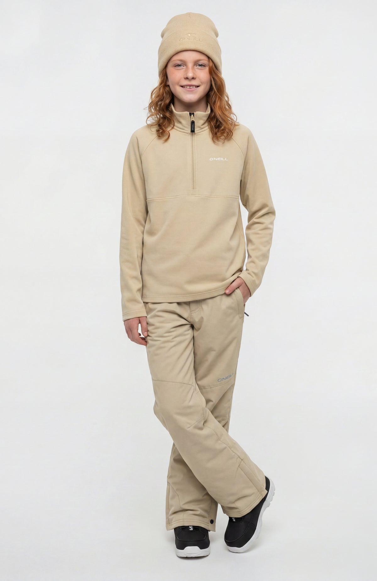 FWC'Cruz Skihose für Mädchen, beige, Ganzkörperansicht am Model im Studio mit farblich passendem Oberteil und Mütze