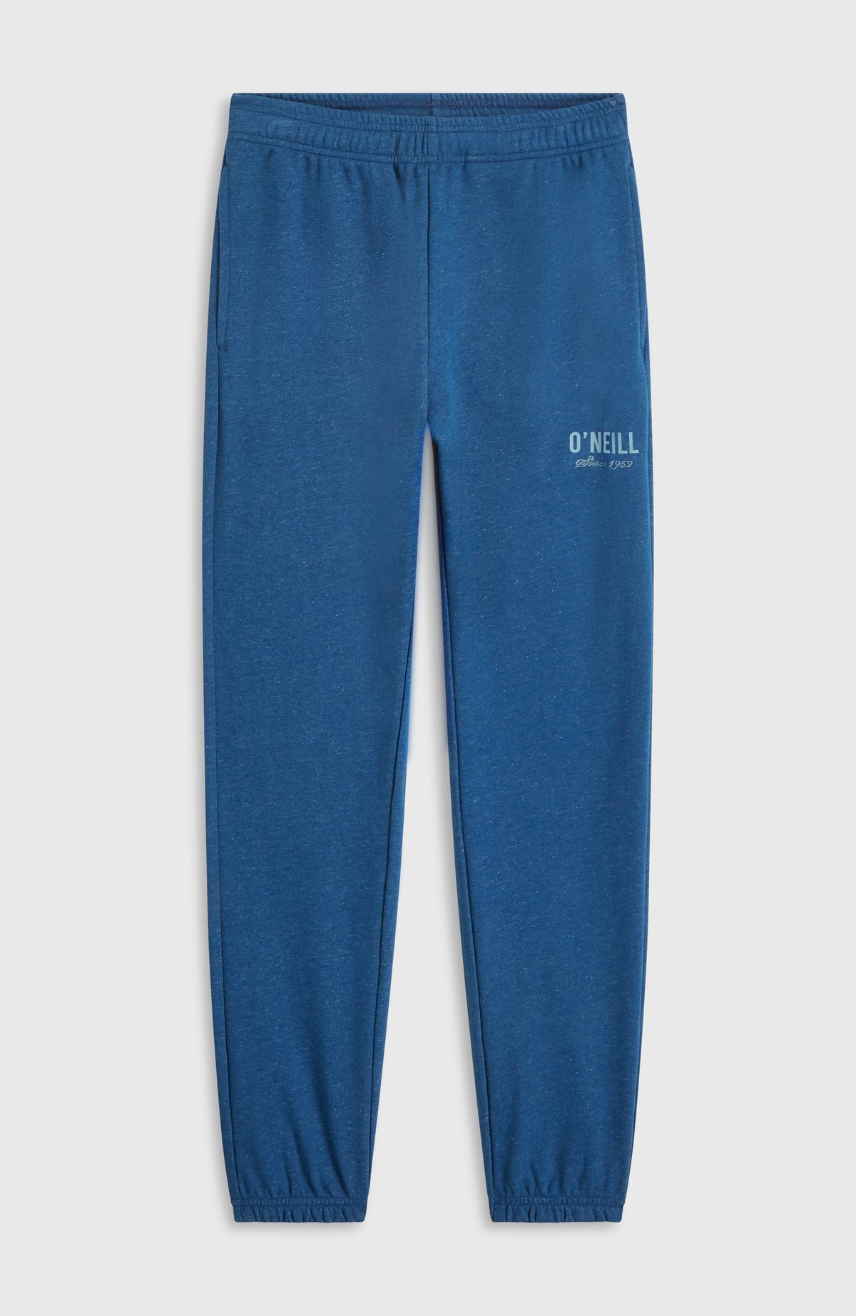 Blaue Essentials Jogginghose für Mädchen, flach liegend von vorne mit Logo-Schriftzug