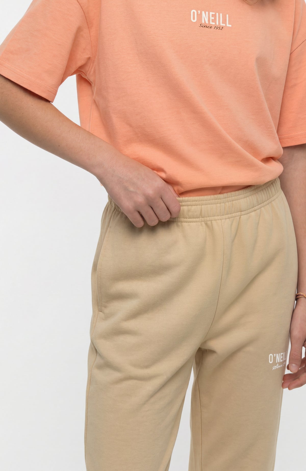Essentials Jogginghose für Mädchen, beige, Nahaufnahme von elastischem Bund und seitlicher Eingrifftasche