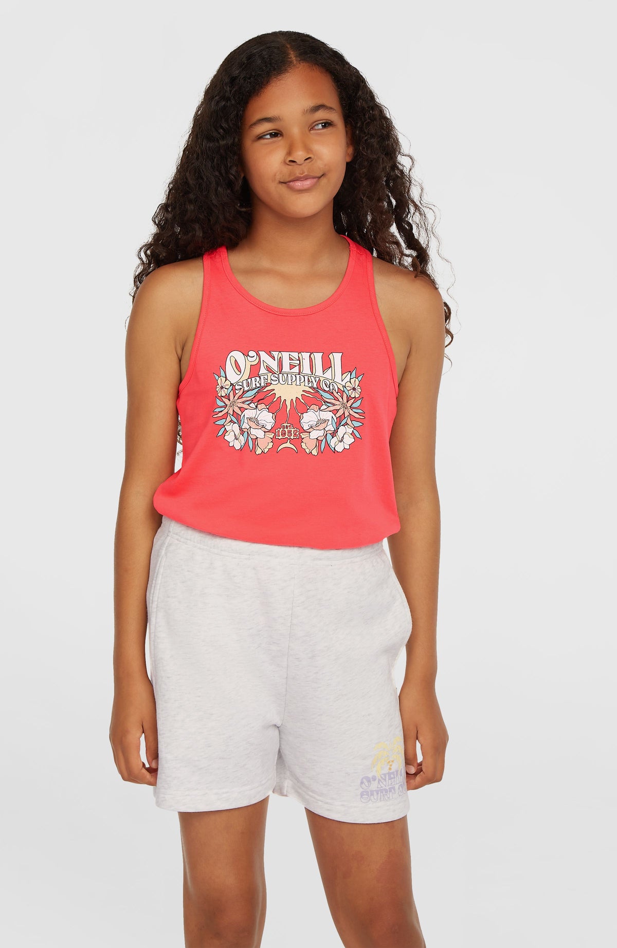 O'Neill Heart Sweatshorts für Mädchen, weiß mit Logo-Print in Gelb und Lila, Vorderansicht getragen am Model