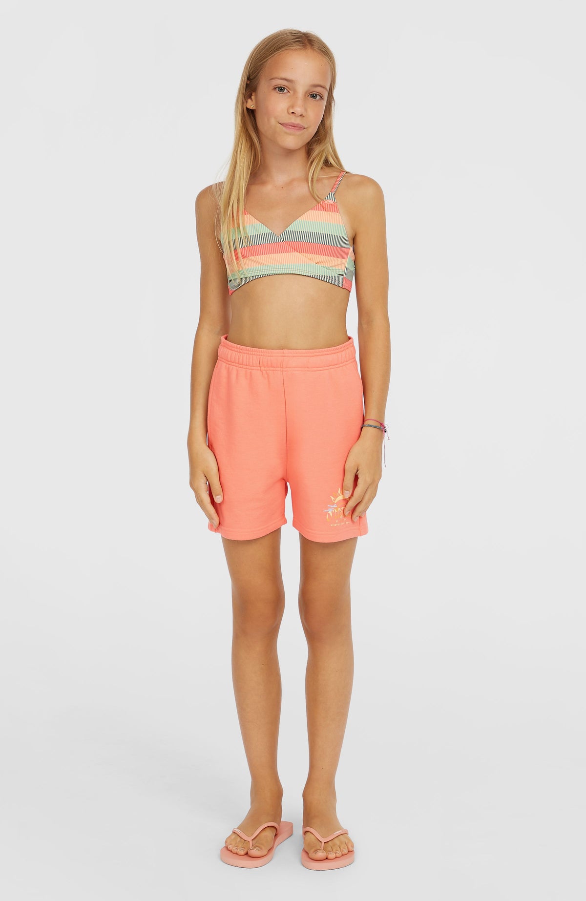 Heart Sweatshorts für Mädchen, pink mit Logo-Print in Gelb, Ganzkörperansicht von vorne am Model