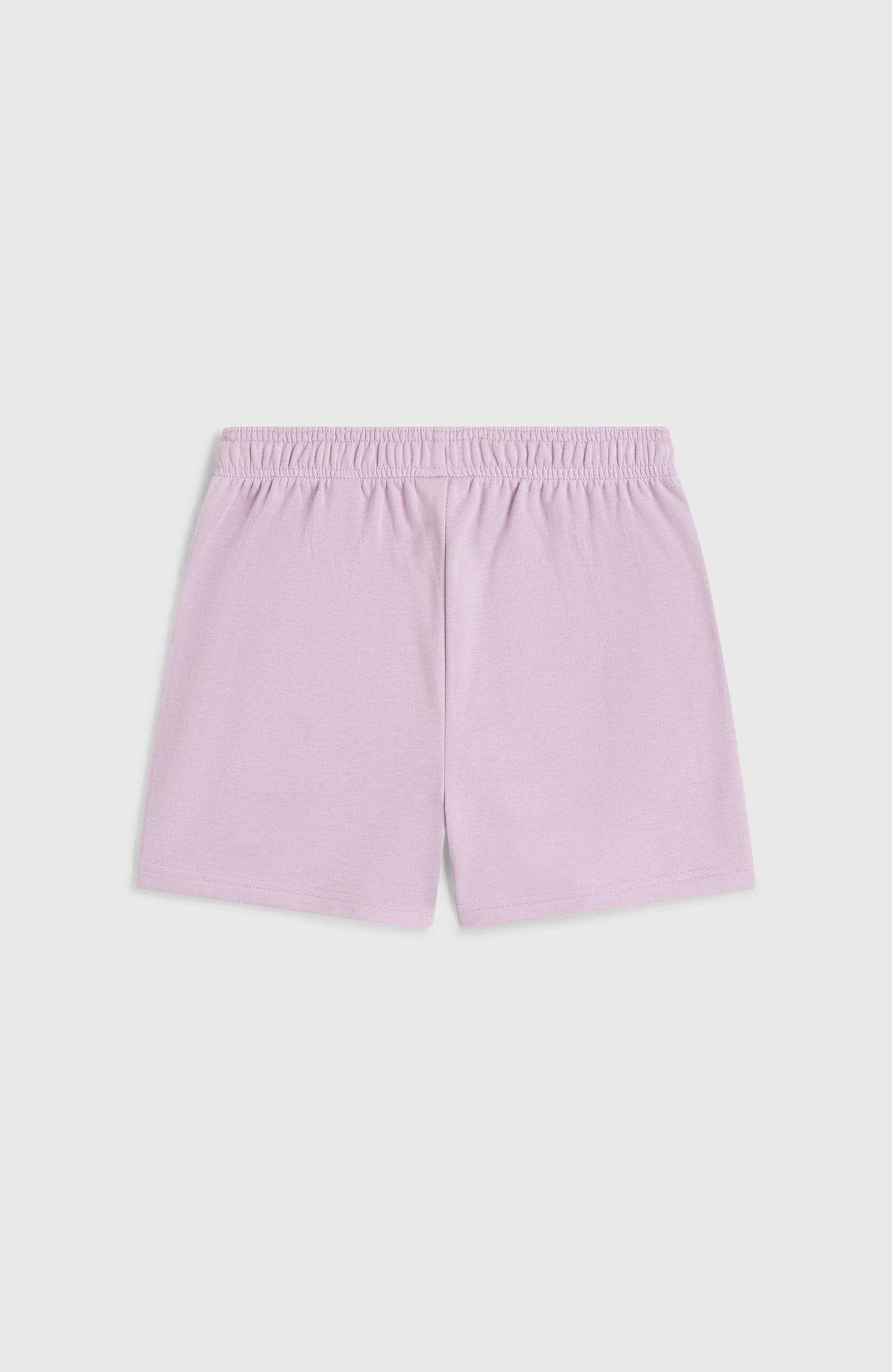 Essentials Script Sweatshorts für Mädchen, lila, flach liegend von hinten mit elastischem Bund