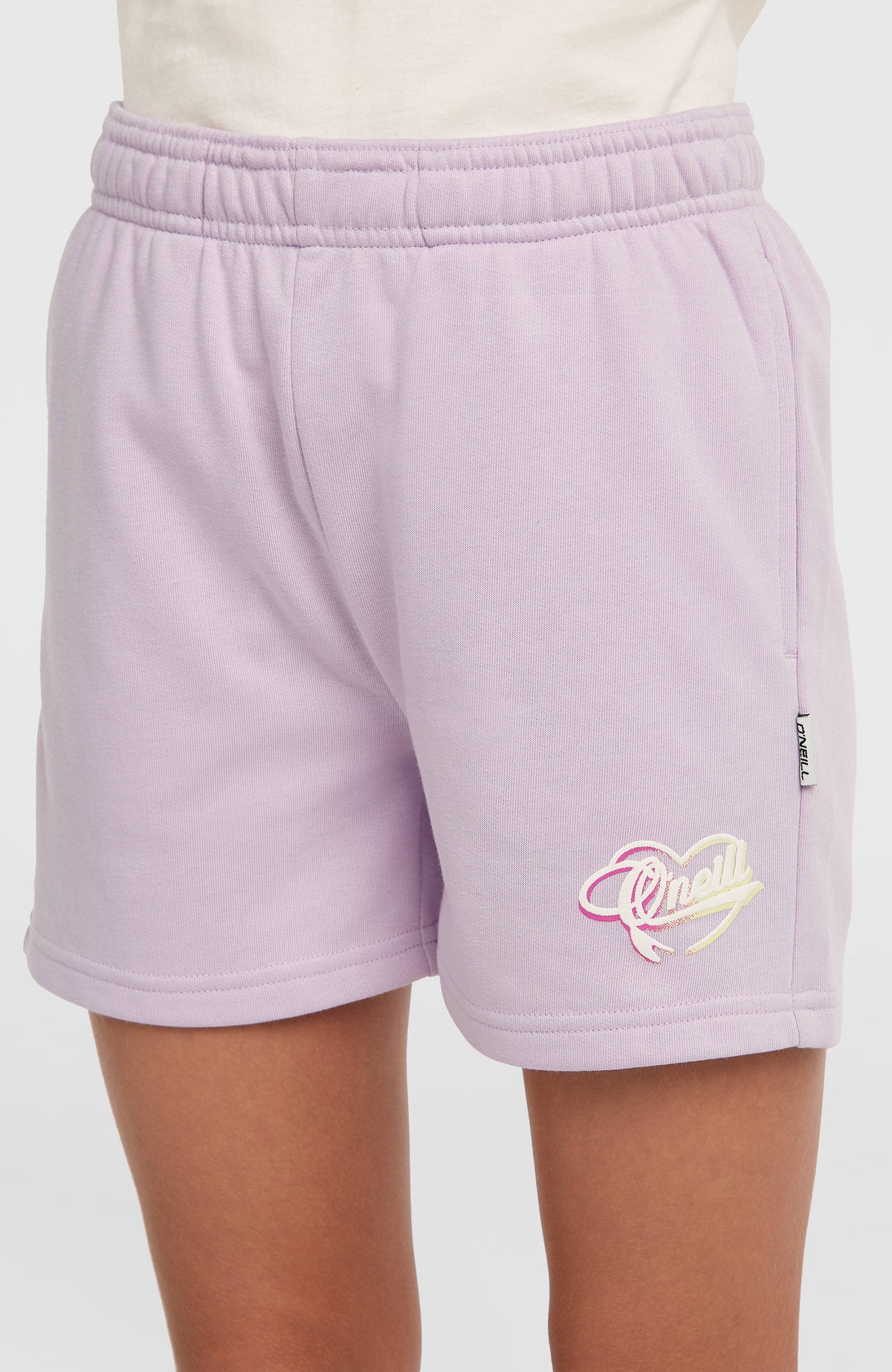 O'Neill Essentials Script Sweatshorts für Mädchen, lila, Vorderansicht am Model mit Logo-Print am Hosenbein