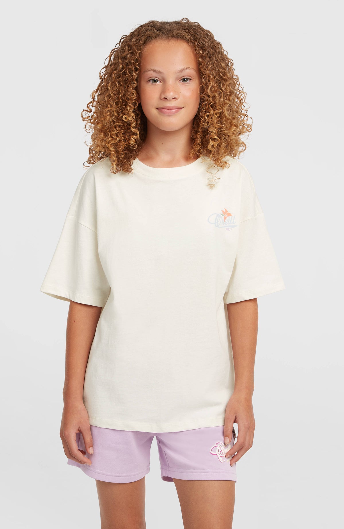 Essentials Script Sweatshorts für Mädchen, lila, Vorderansicht getragen am Model
