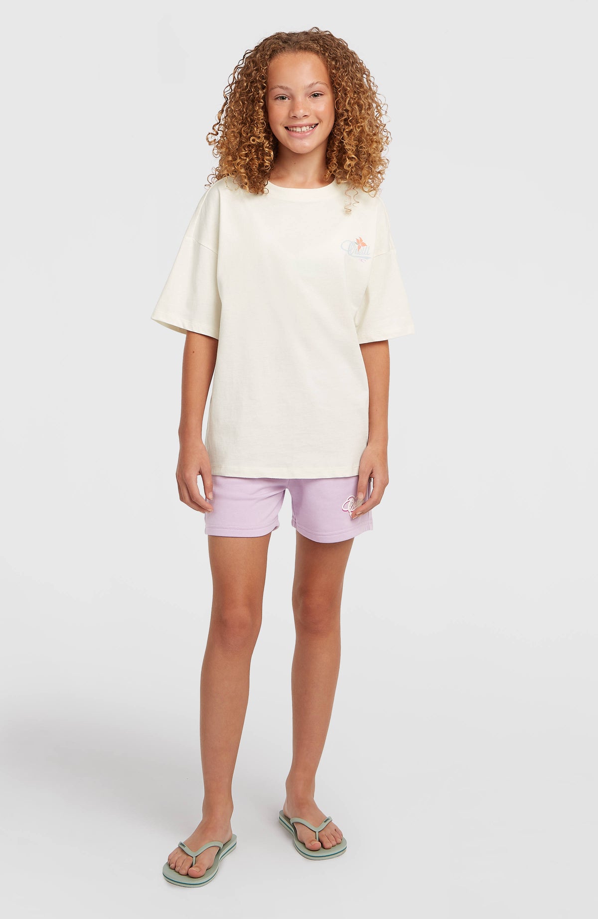 Essentials Script Sweatshorts für Mädchen, lila, Ganzkörperansicht von vorne am Model