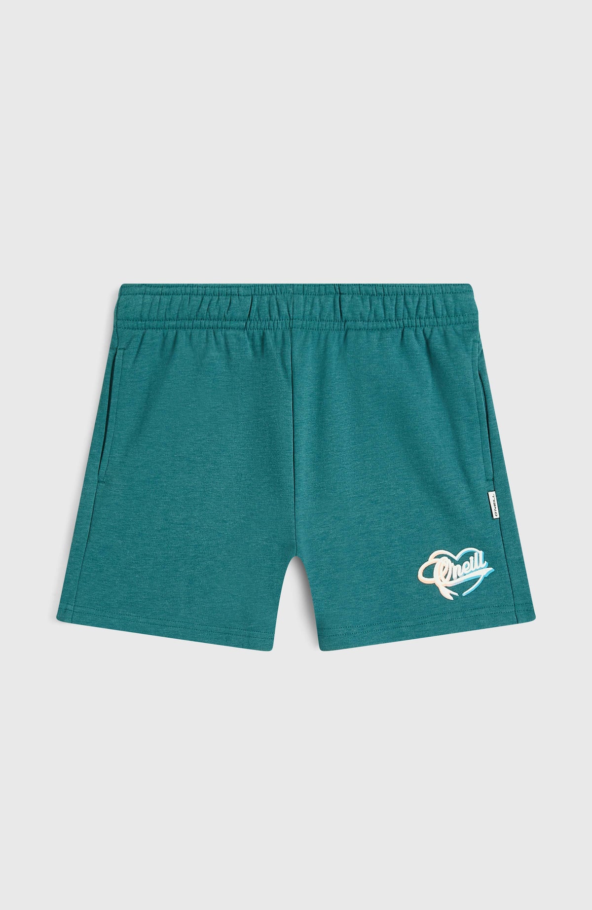 Essentials Script Sweatshorts für Mädchen, grün, flach liegend von vorne mit elastischem Bund und Logo-Print