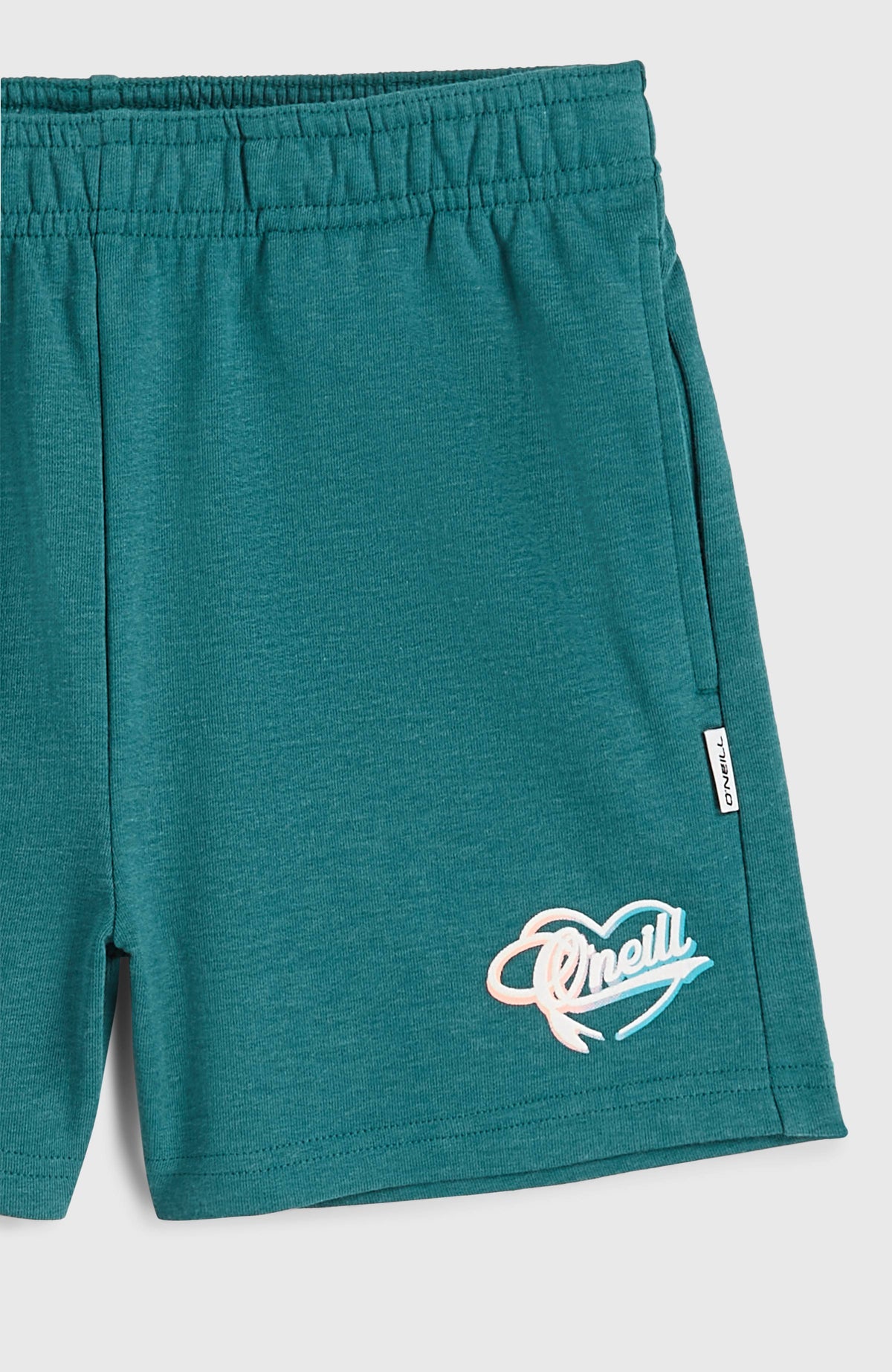 Nahaufnahme der grünen Essentials Script Sweatshorts mit Logo-Print am Saum und seitlicher Tasche