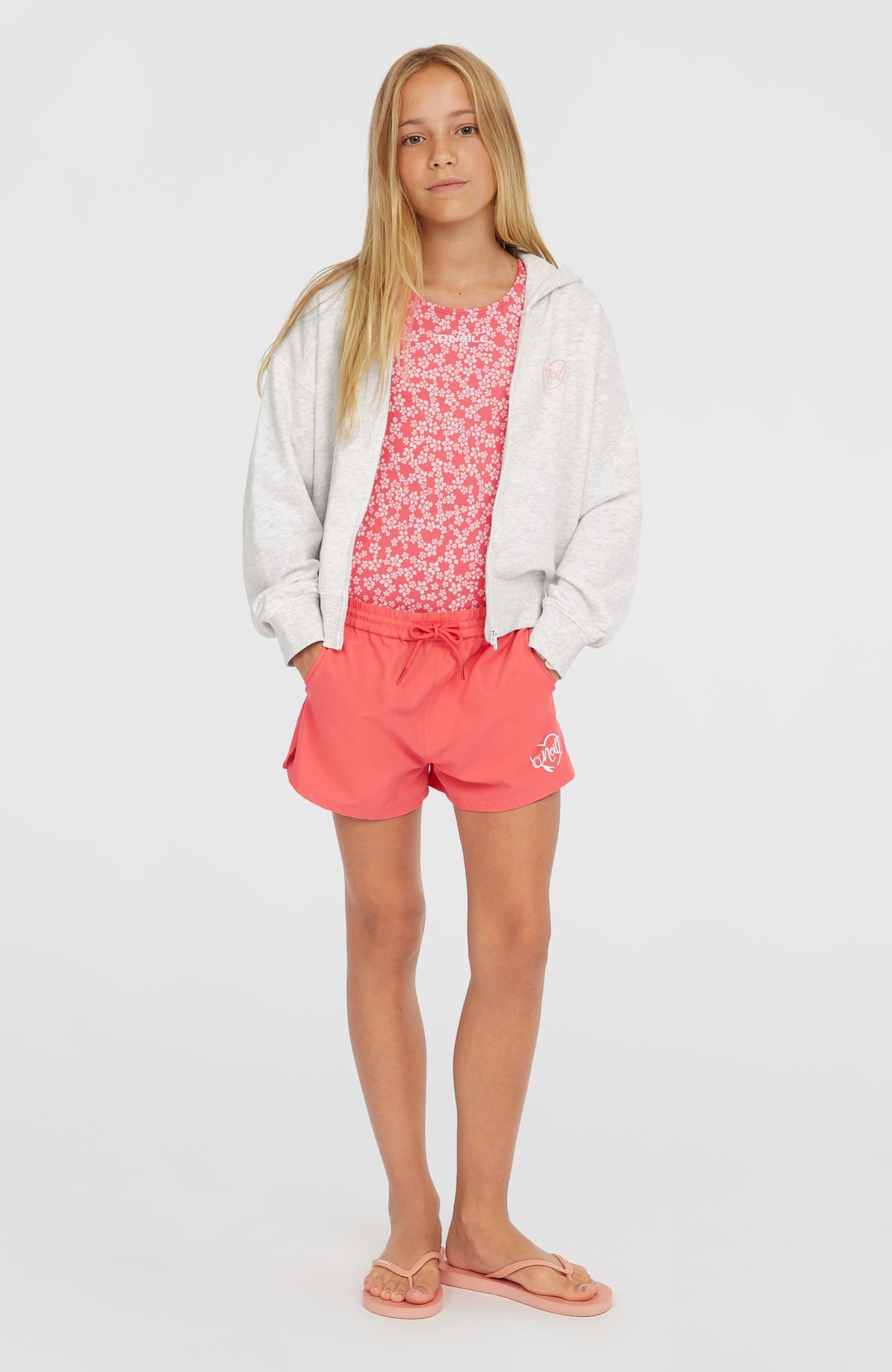 Script Kapuzenjacke mit Reißverschluss für Mädchen, weiß mit Logo-Print in Rosa, offen getragen am Model