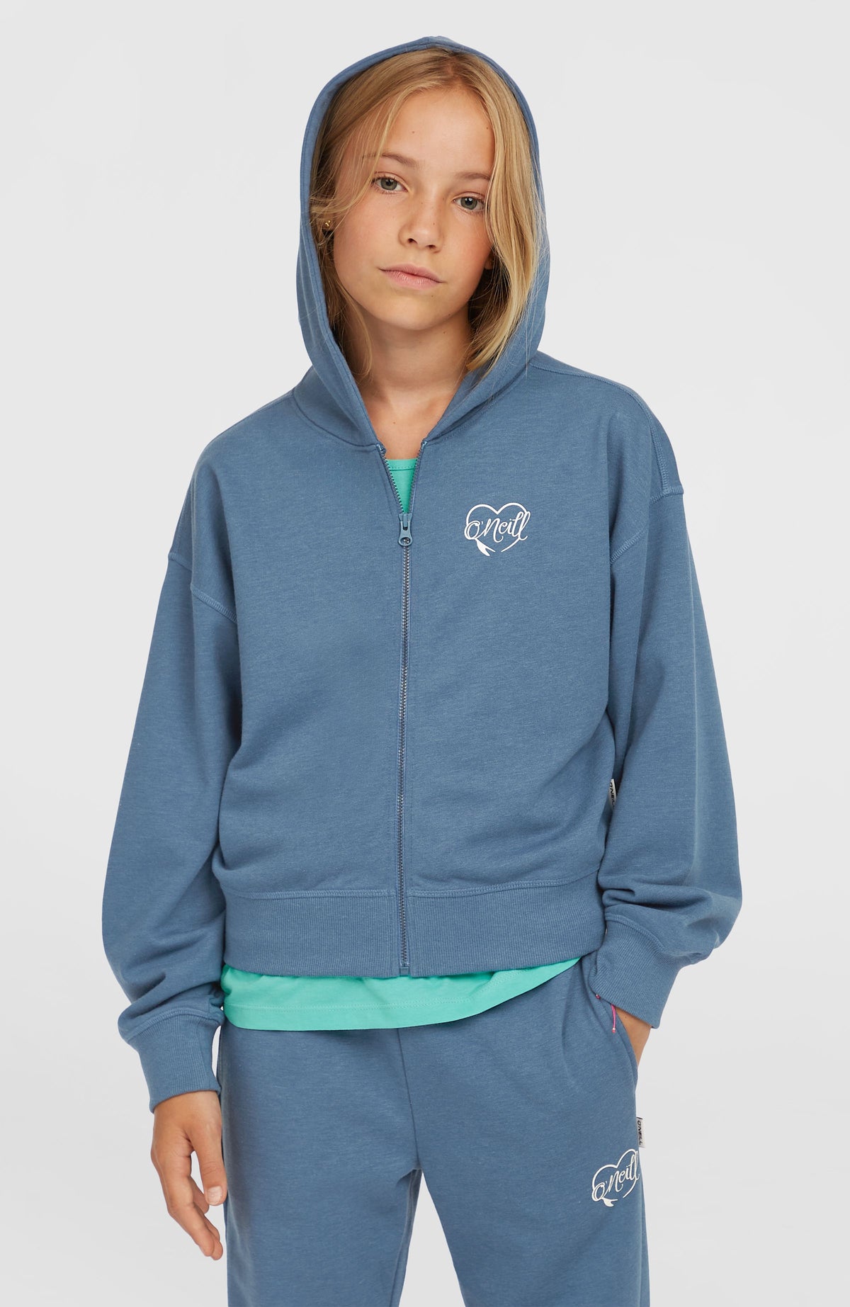 O'Neill Script Kapuzenjacke mit Reißverschluss für Mädchen, blau mit Logo-Print in Weiß, Vorderansicht am Model