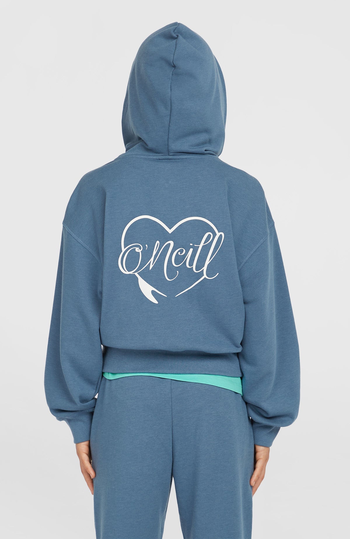 Script Kapuzenjacke mit Reißverschluss für Mädchen, blau, Rückansicht am Model mit großem Logo-Print in Weiß