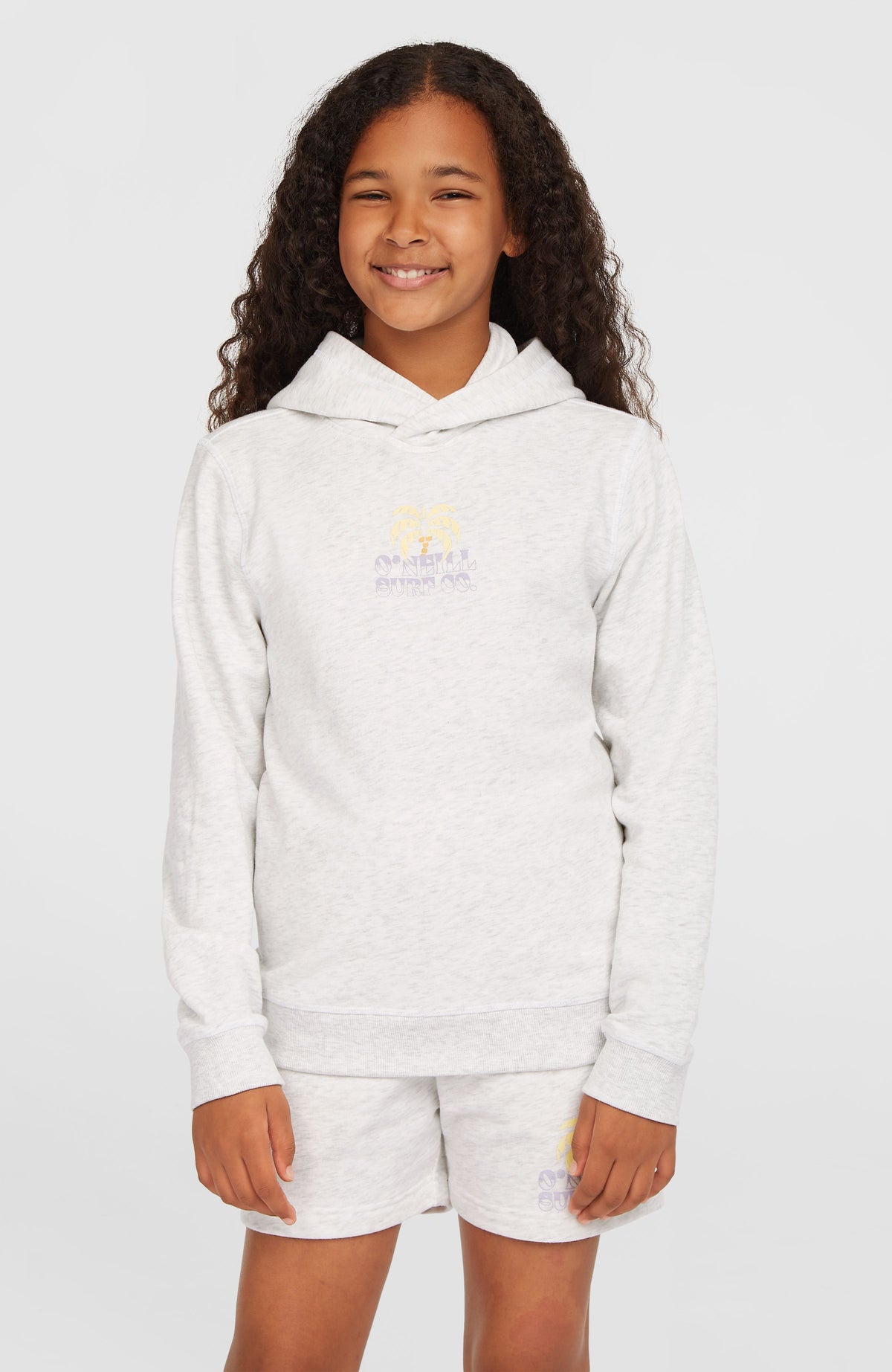 O'Neill Back Print Hoodie für Mädchen, weiß mit Grafik-Print in Gelb und Lila, Vorderansicht am Model