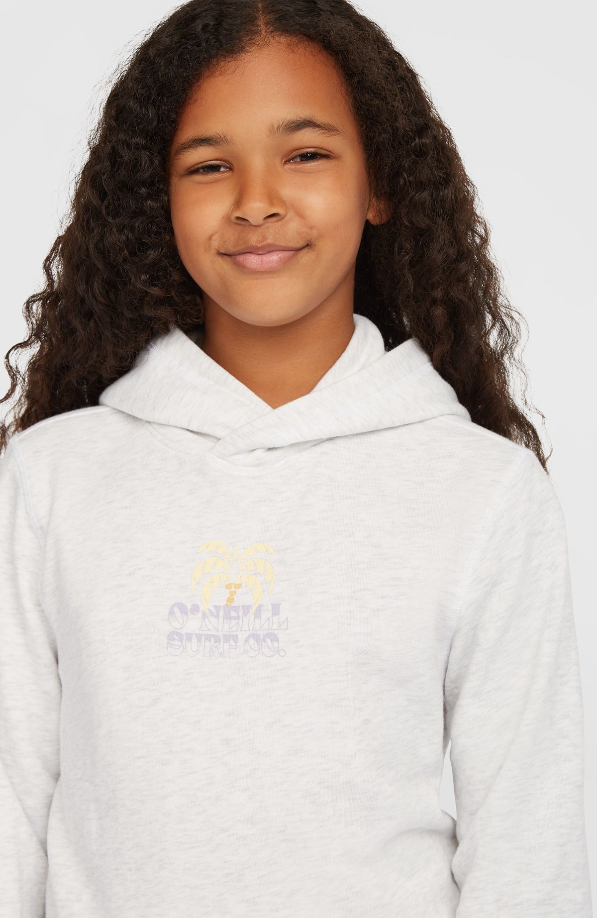 Nahaufnahme von Kapuze und Brust-Print am weißen Back Print Hoodie für Mädchen, getragen am Model