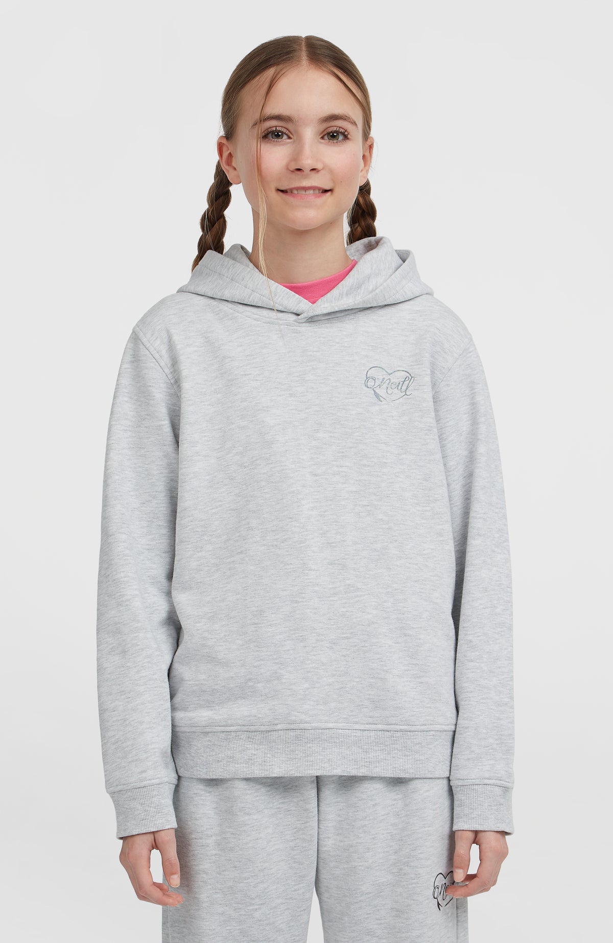 O'Neill Essentials Hoodie für Mädchen, weiß mit Logo-Print in Grau, Vorderansicht, getragen am Model