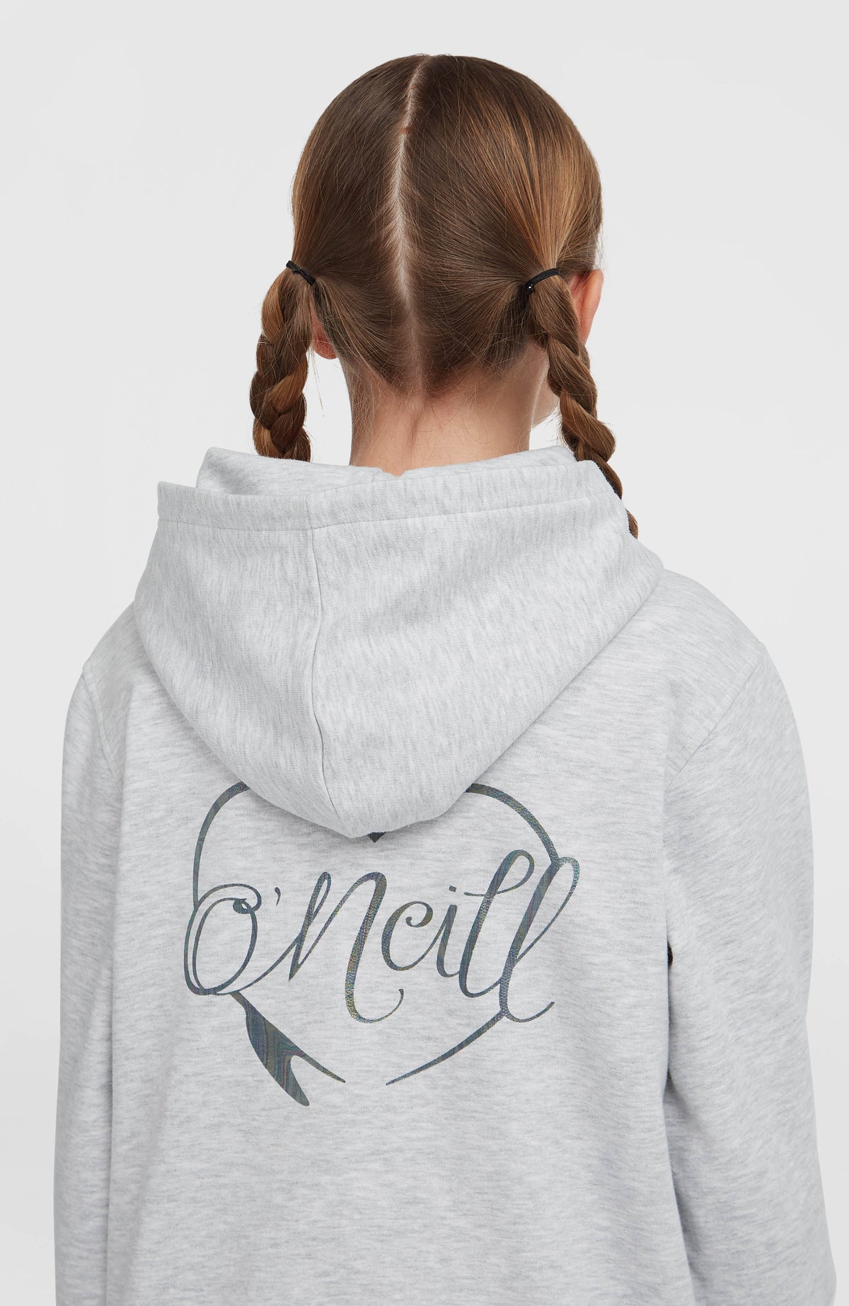 Essentials Hoodie für Mädchen, weiß mit Logo-Print in Grau, Nahaufnahme der Rückseite am Model