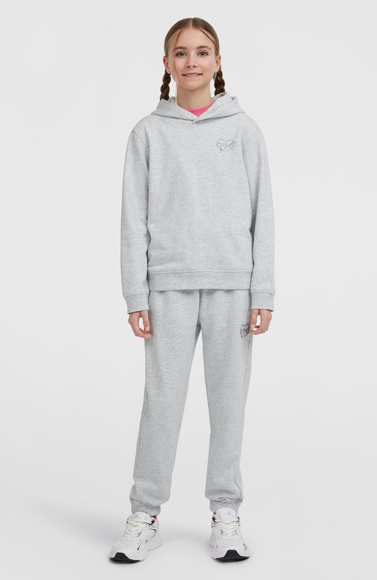 Essentials Hoodie für Mädchen, weiß mit Logo-Print in Grau, Ganzkörperansicht von vorne am Model