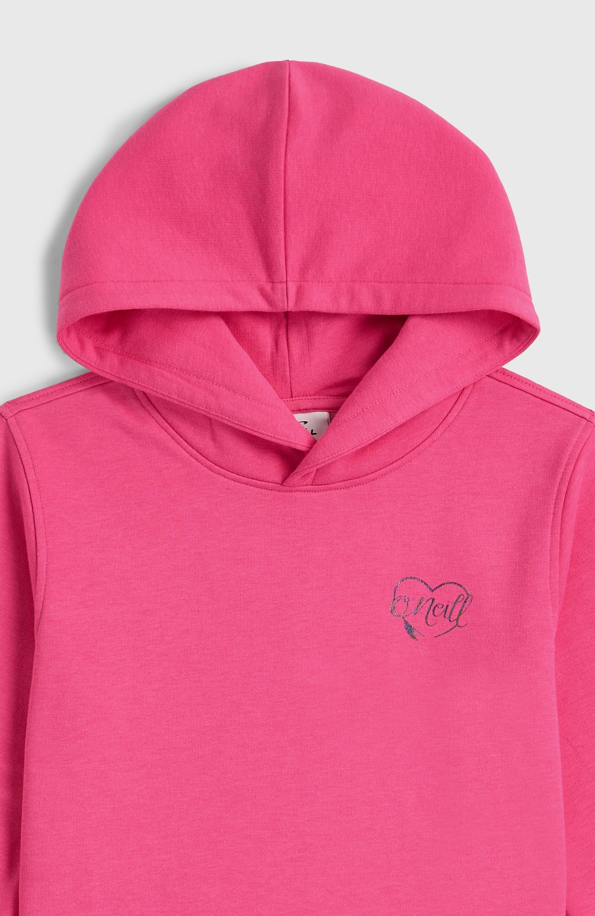Nahaufnahme der Kapuze und des Logo-Prints auf der Brust des pinken Essentials Hoodie