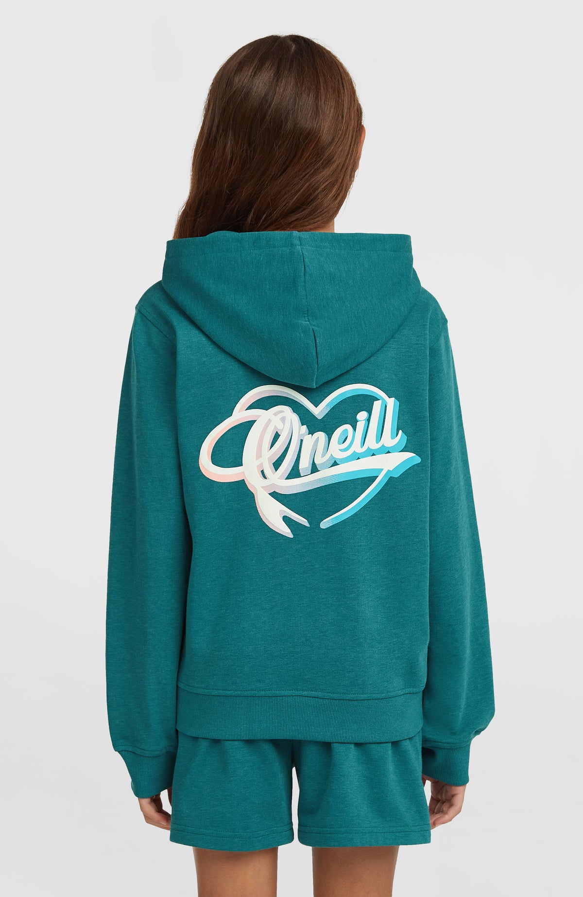 Essentials Script Hoodie für Mädchen, grün mit Logo-Print in Weiß und Rosa, Rückansicht am Model