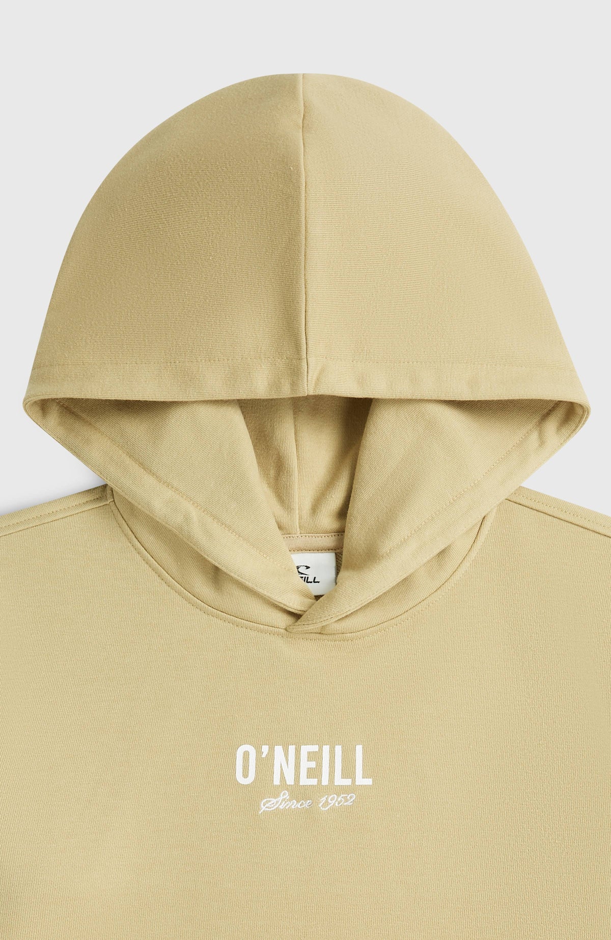 Essentials Hoodie für Mädchen, beige mit Logo-Print in Weiß, Nahaufnahme von Kapuze und Halsausschnitt